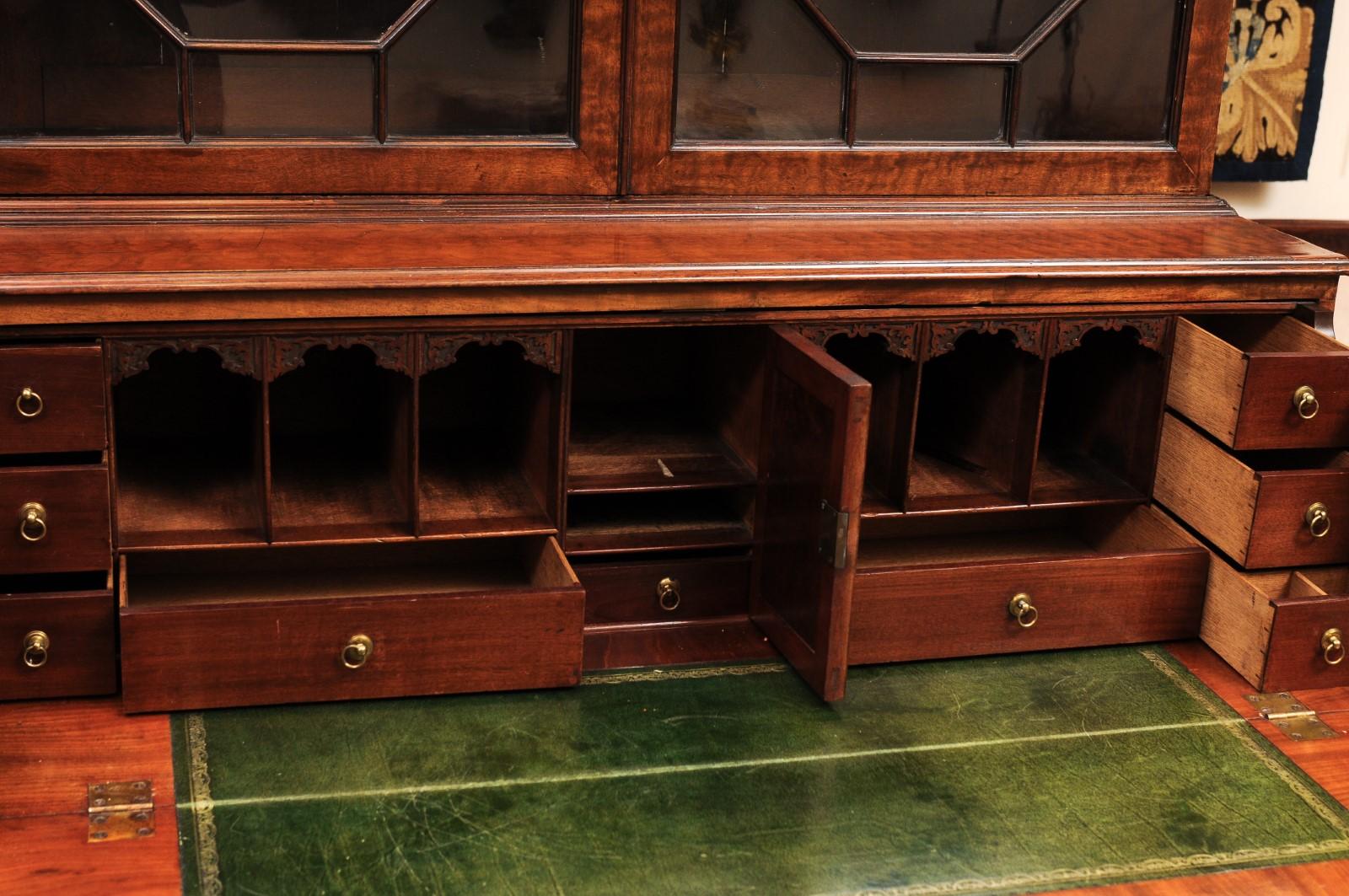 Acajou Début du 19ème siècle Anglais George III Fiddleback Mahogany Secretary Bookcase en vente