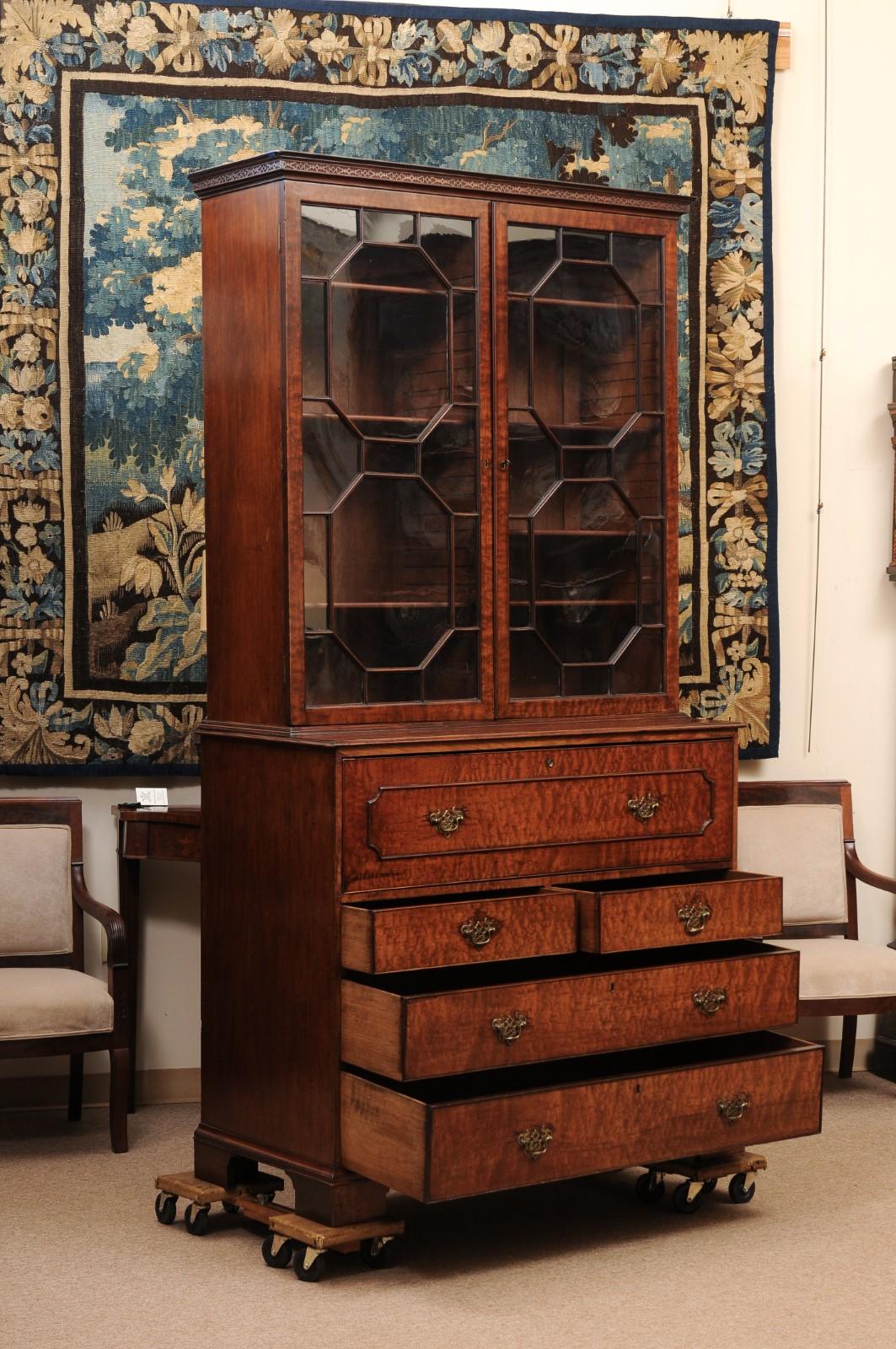 Début du 19ème siècle Anglais George III Fiddleback Mahogany Secretary Bookcase en vente 1