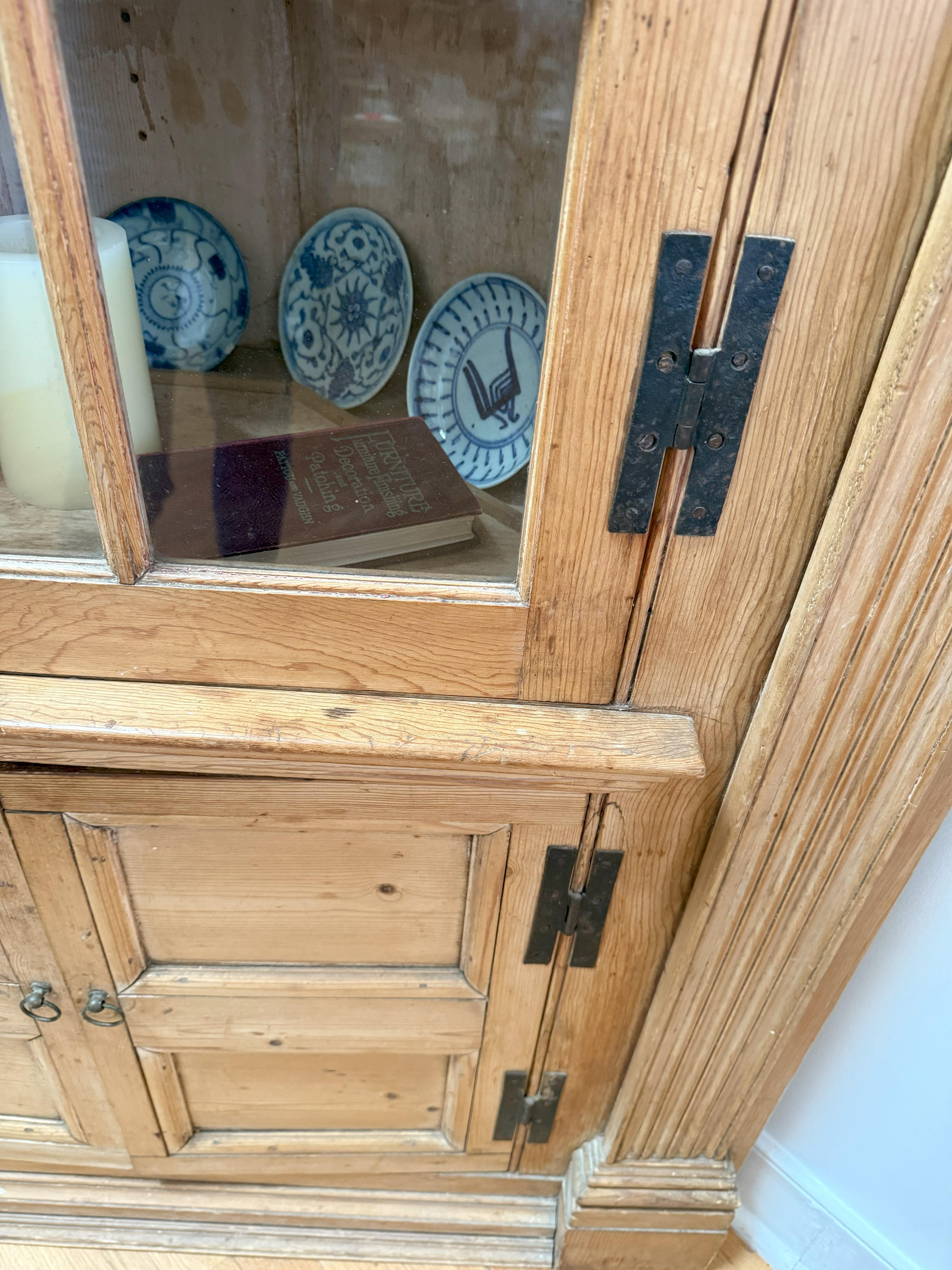 Englischer George III.-Eckschrank aus dem frühen 19. Jahrhundert im Angebot 5