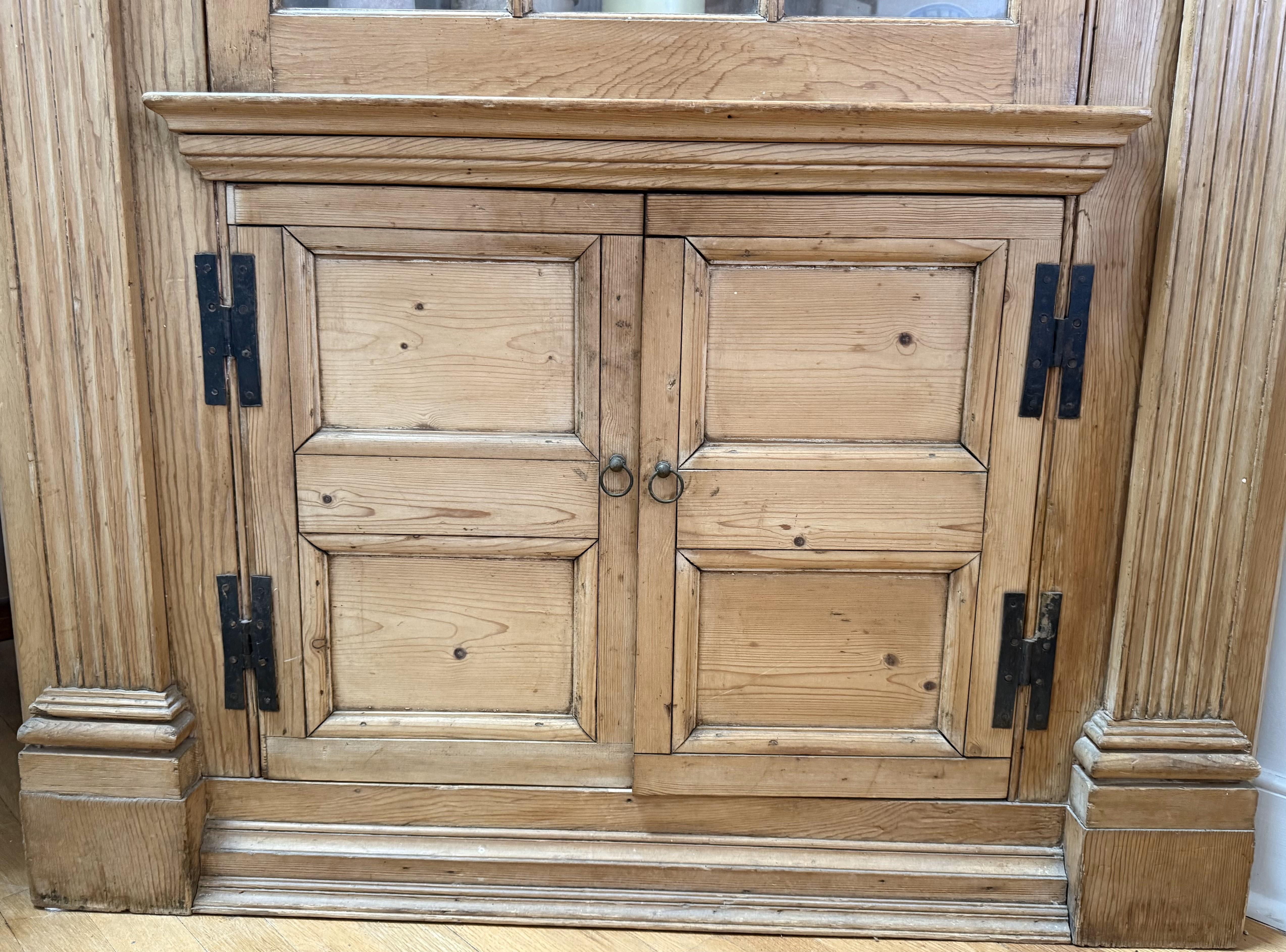Englischer George III.-Eckschrank aus dem frühen 19. Jahrhundert (Handgeschnitzt) im Angebot