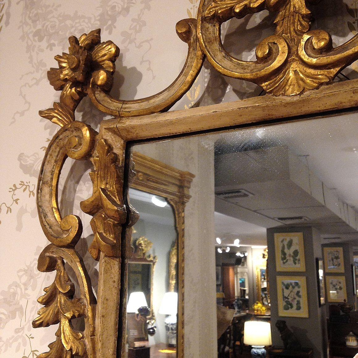 Early 19th Century English Georgian Gilt Rococo Mirror In Excellent Condition For Sale In New York, NY