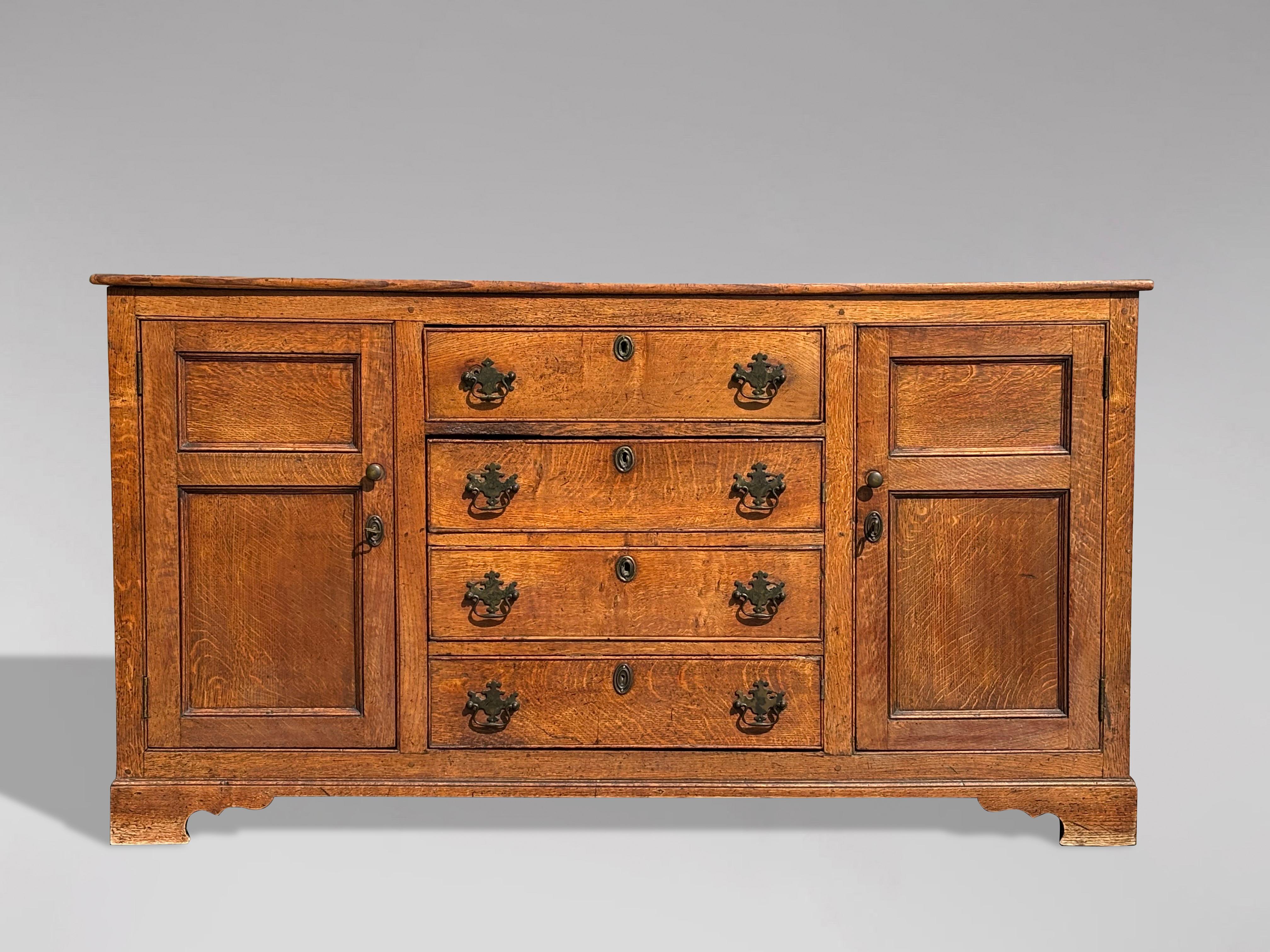 Questa base per comò in rovere massello georgiano dell'inizio del XIX secolo è uno splendido esempio di artigianato tardo-georgiano, che combina design pratico e fascino estetico, ed è un'aggiunta superba a qualsiasi casa.
La base del comò si