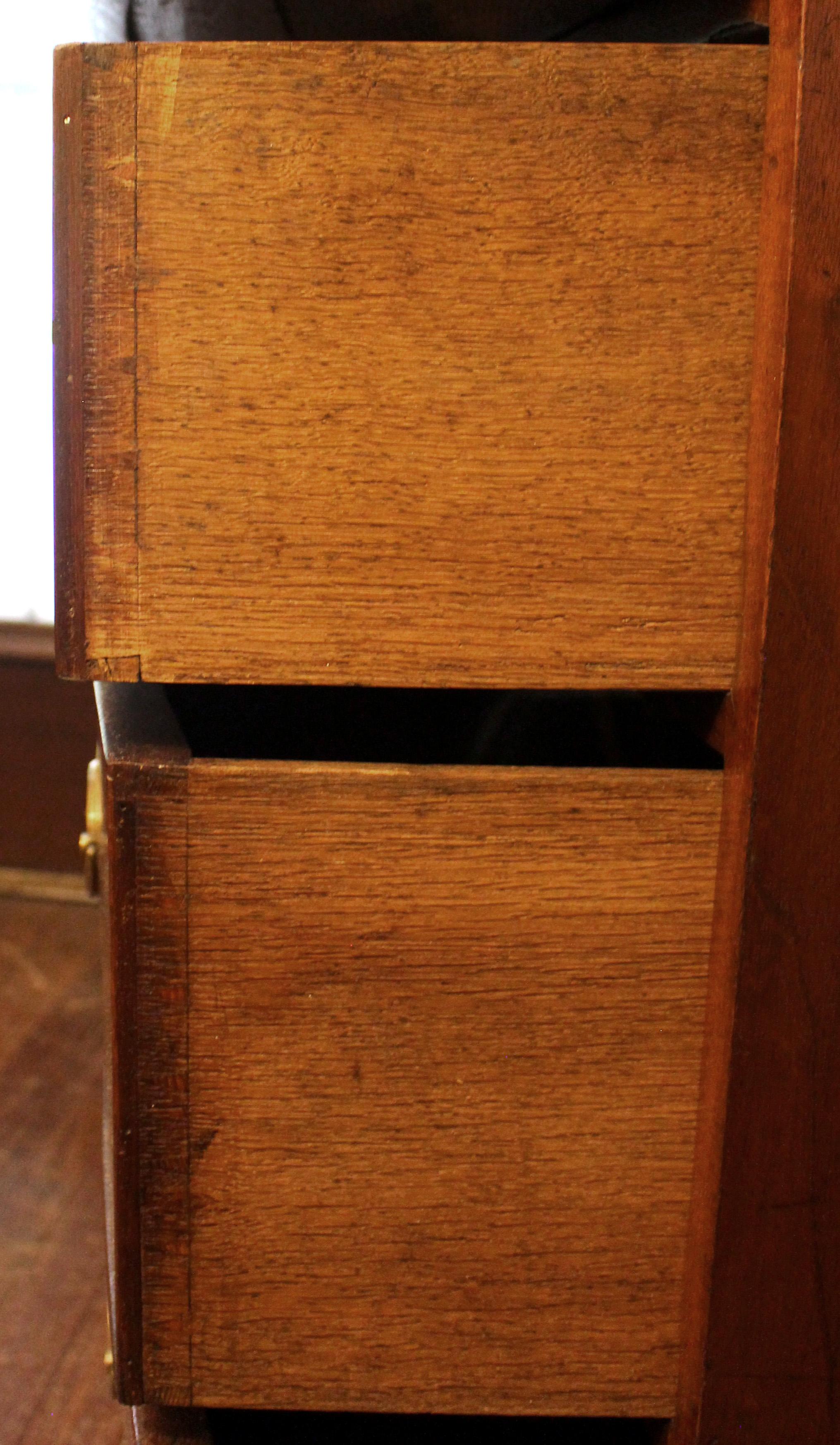 Legno Cassettiera ad arco del periodo georgiano inglese dei primi del XIX secolo in vendita
