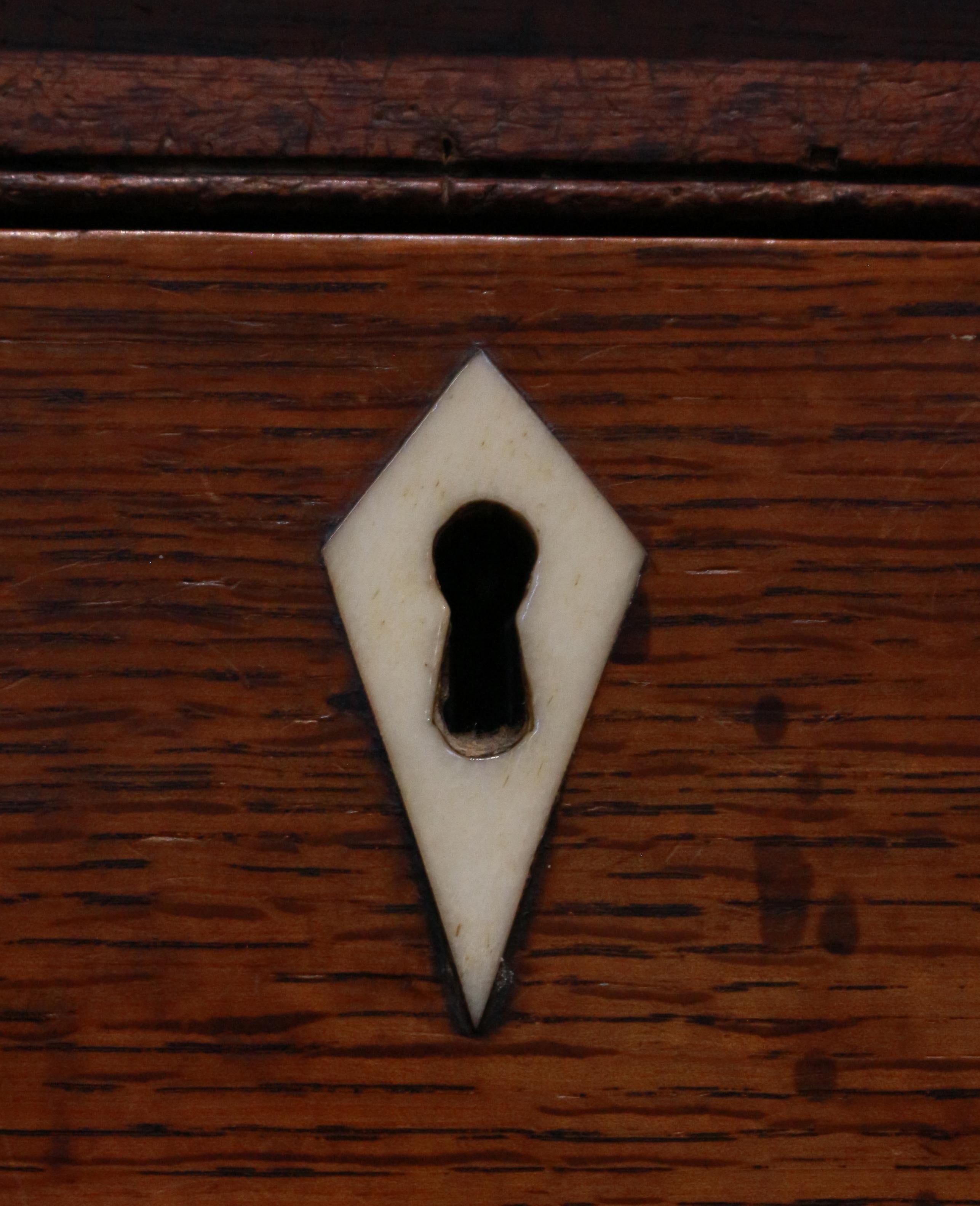 Stampato Comò del primo Ottocento inglese di epoca georgiana in vendita