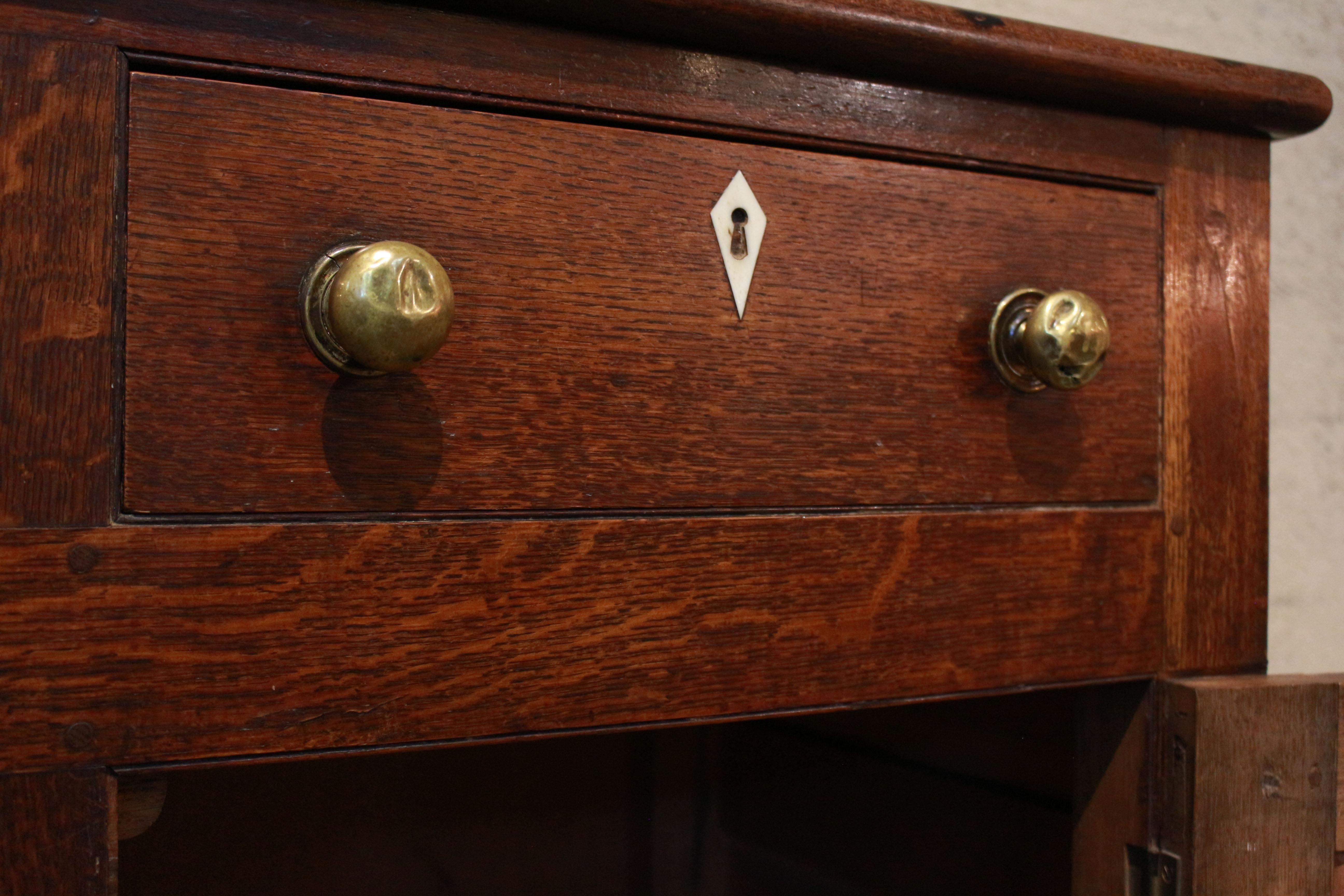 Comò del primo Ottocento inglese di epoca georgiana In condizioni buone in vendita a Chapel Hill, NC