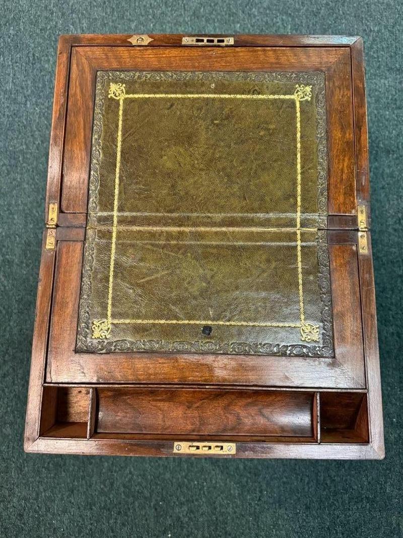 Anglais Bureau anglais du début du 19ème siècle sur pied avec cuir d'origine en vente