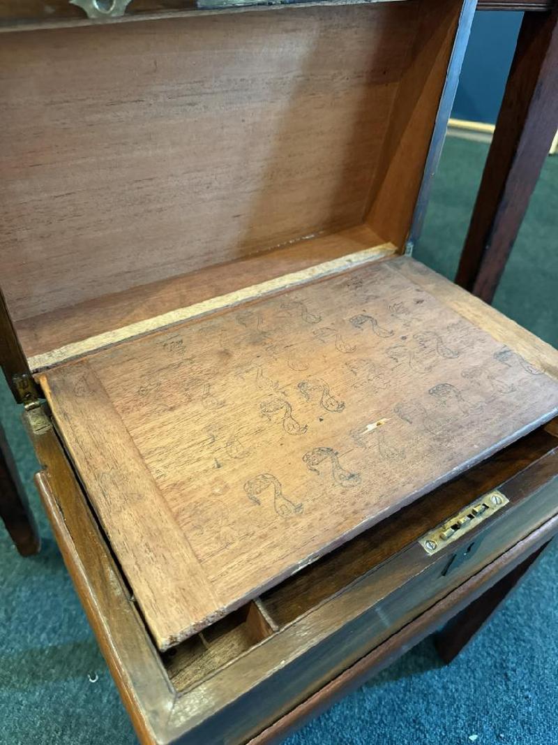 Englischer Lap Desk des frühen 19. Jahrhunderts auf Stand mit Original-Leder im Angebot 1