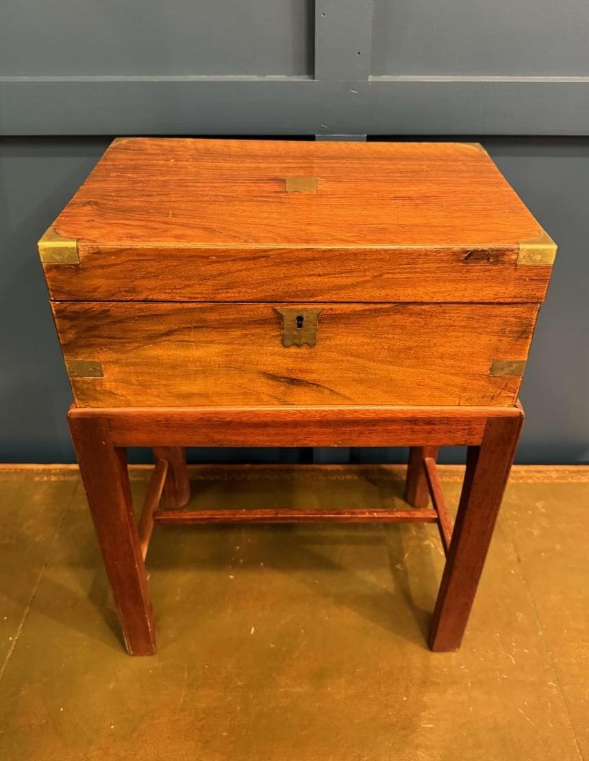 Englischer Lap Desk des frühen 19. Jahrhunderts auf Stand mit Original-Leder im Angebot 2
