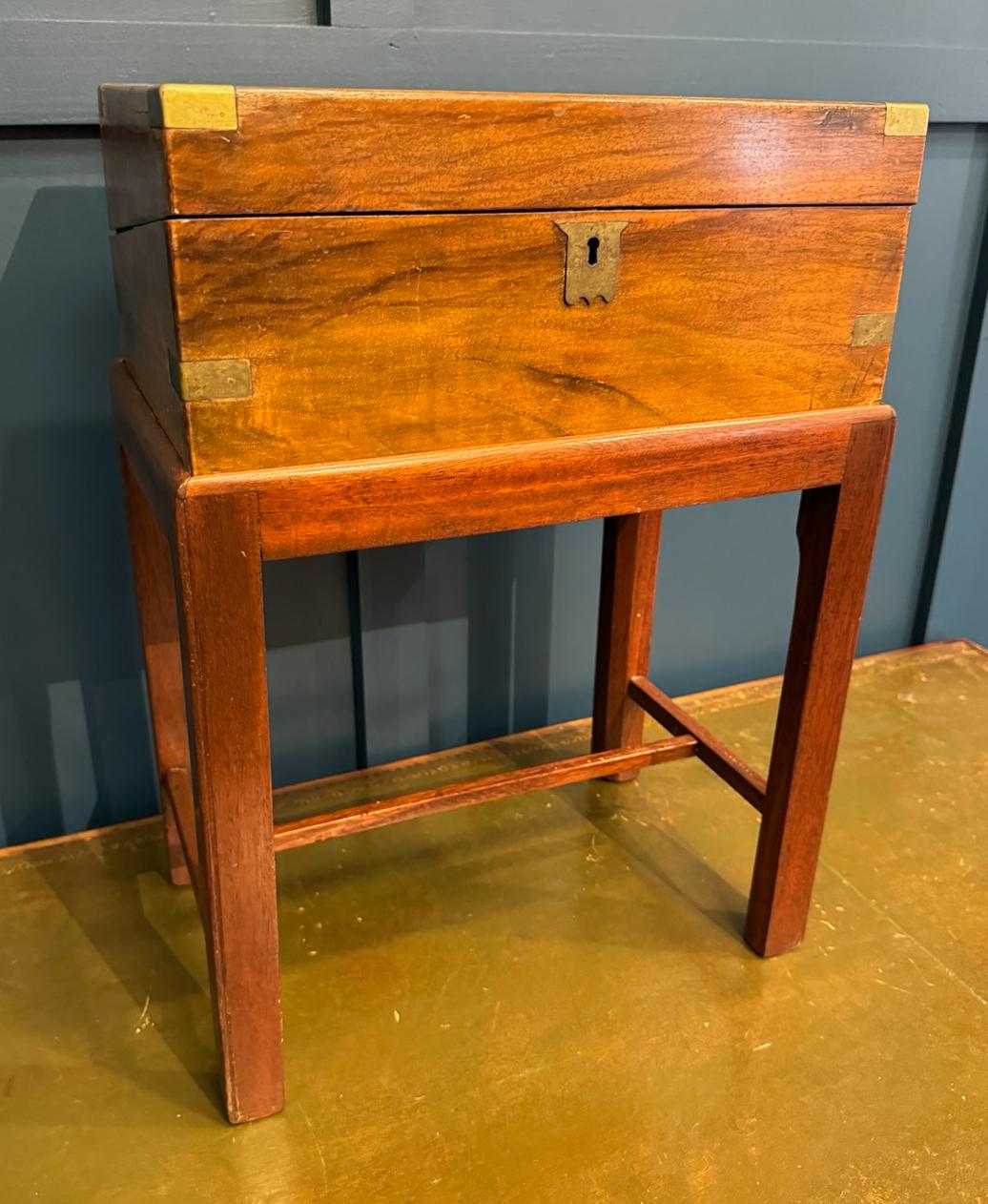 Early 19th Century English Lap Desk on Stand with Original Leather For Sale 3