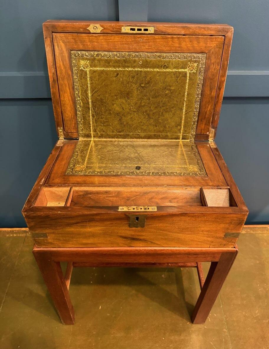 Englischer Lap Desk des frühen 19. Jahrhunderts auf Stand mit Original-Leder