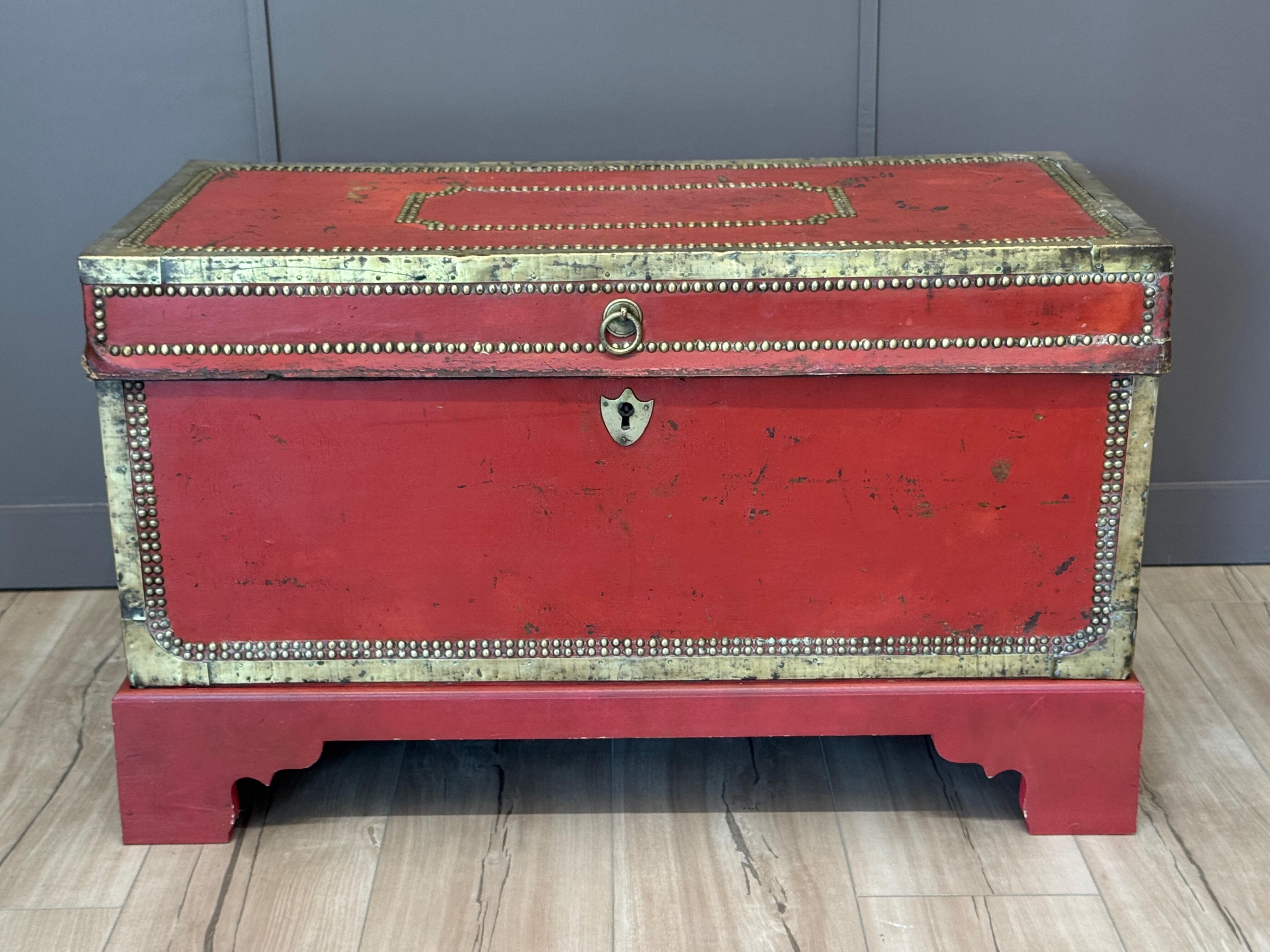 British Early 19th Century English Leather-Clad Traveling Trunk with Brass Tack Accents For Sale