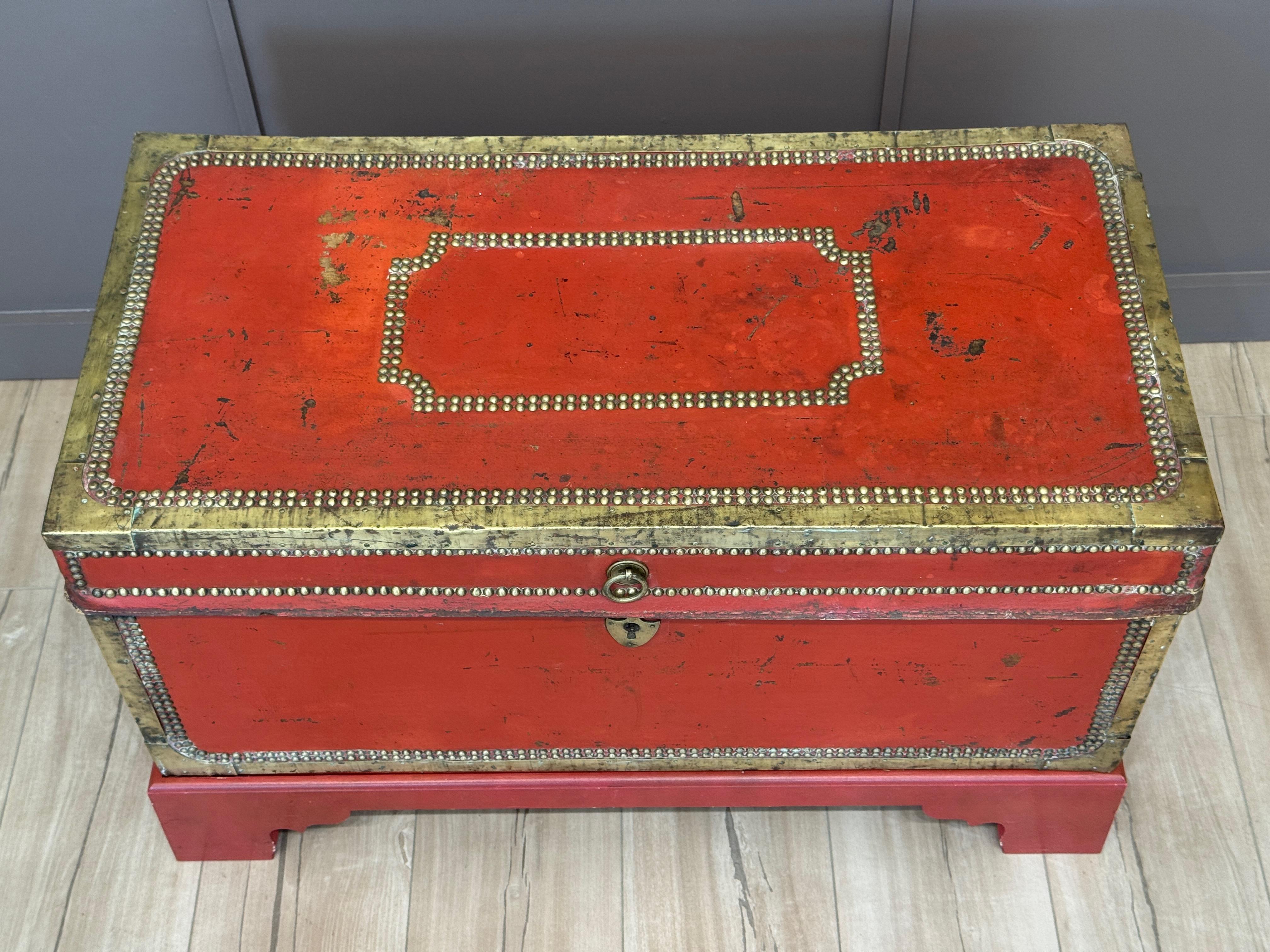 Early 19th Century English Leather-Clad Traveling Trunk with Brass Tack Accents In Good Condition For Sale In Charlottesville, VA
