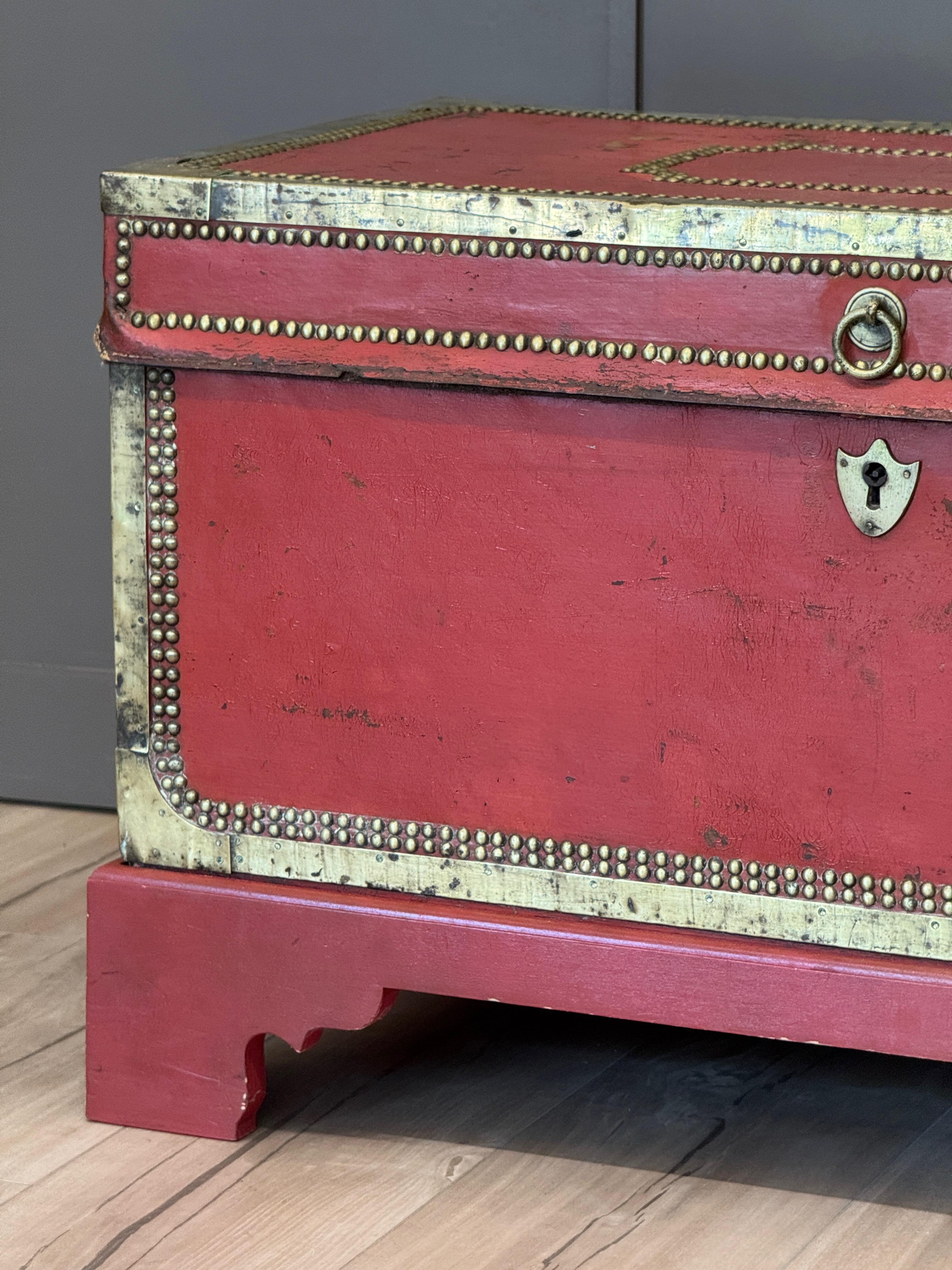 Early 19th Century English Leather-Clad Traveling Trunk with Brass Tack Accents For Sale 1