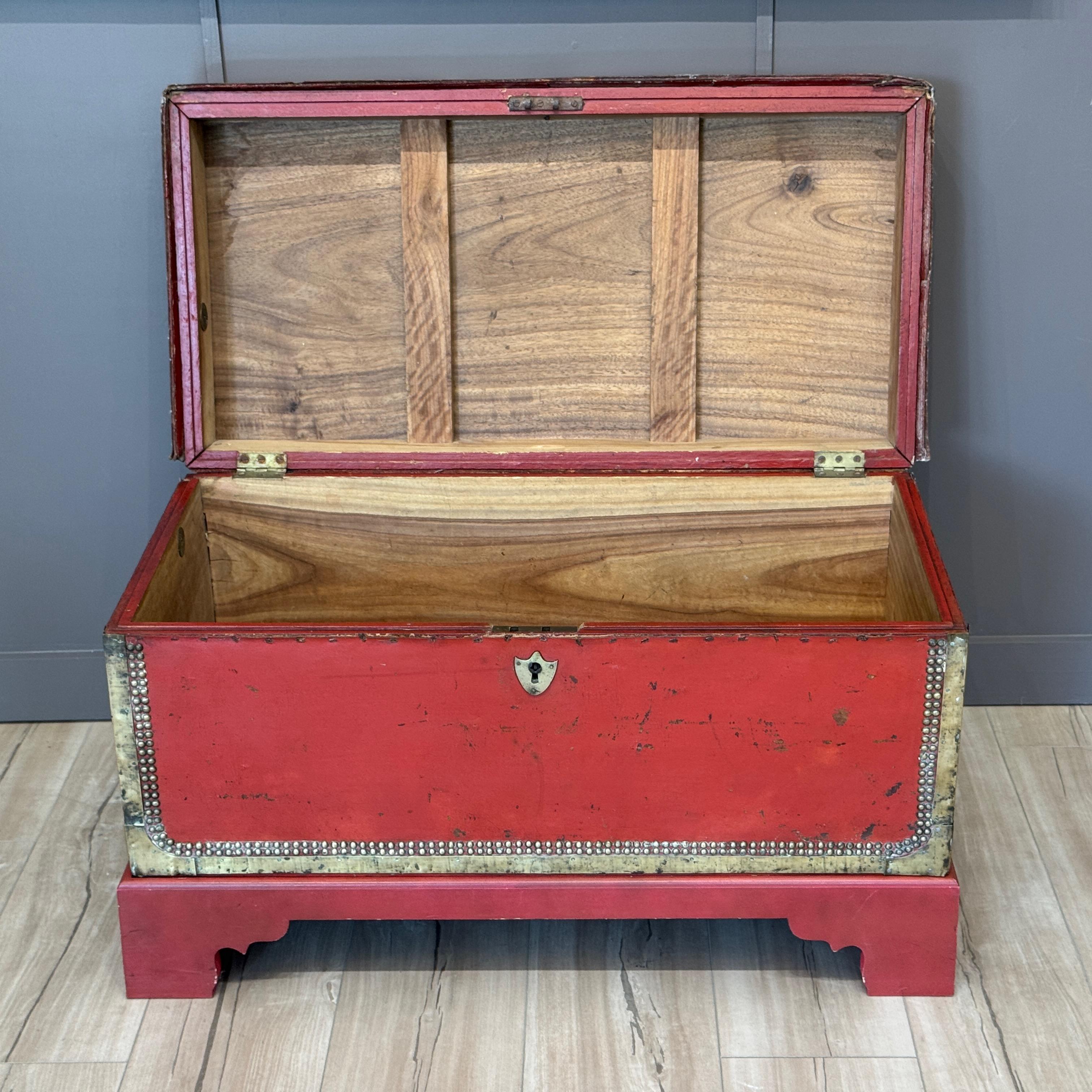 Early 19th Century English Leather-Clad Traveling Trunk with Brass Tack Accents For Sale 2