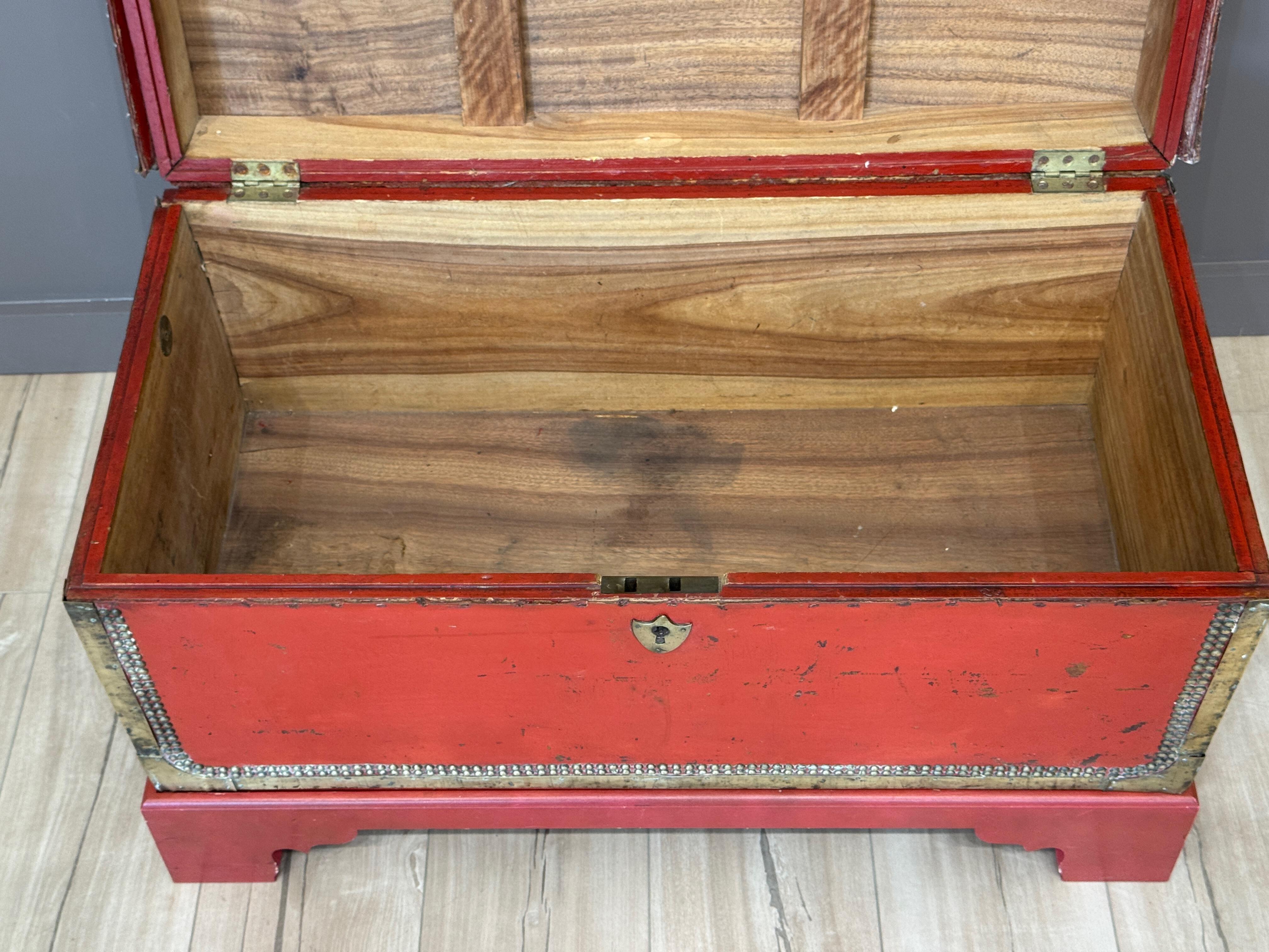 Early 19th Century English Leather-Clad Traveling Trunk with Brass Tack Accents For Sale 3