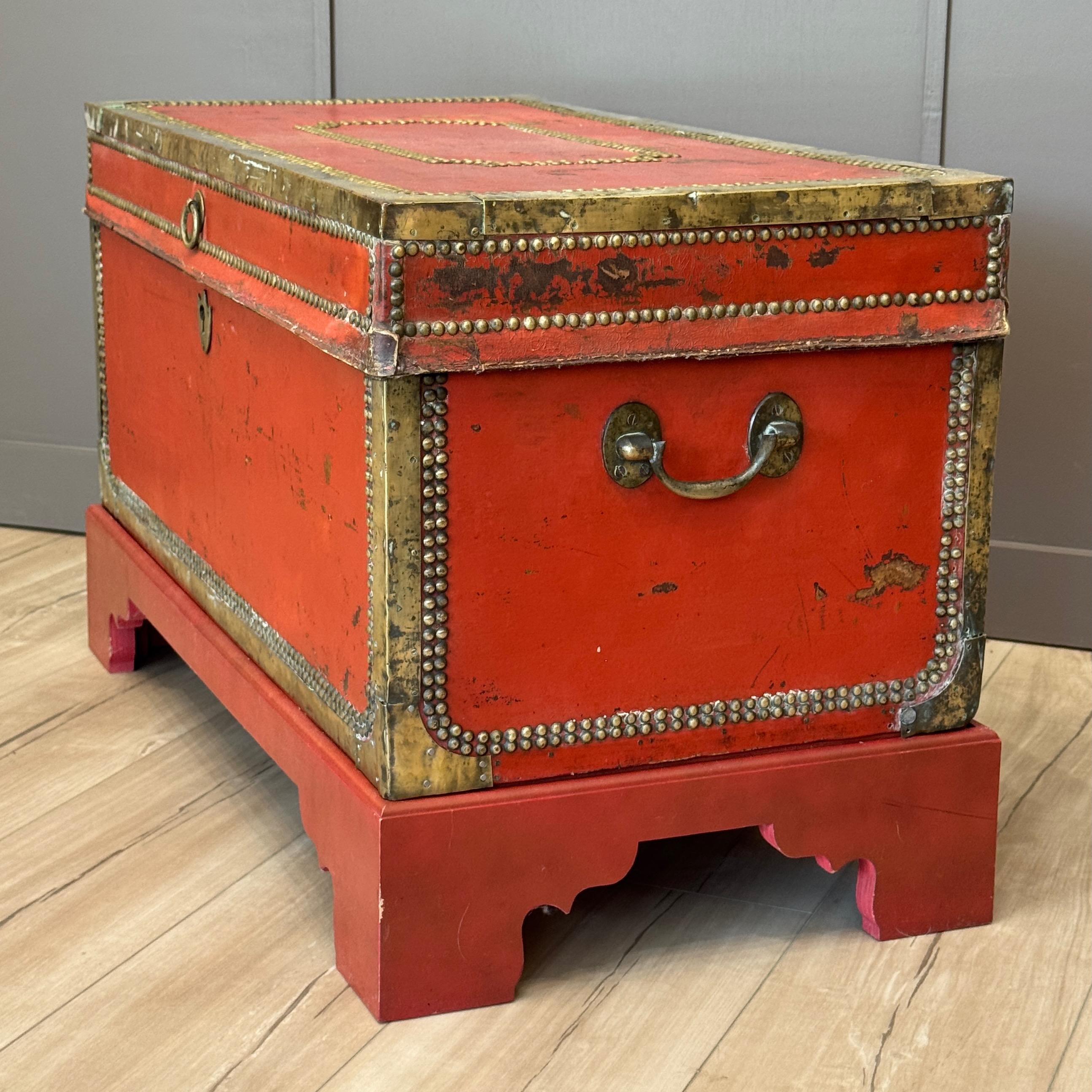 Early 19th Century English Leather-Clad Traveling Trunk with Brass Tack Accents For Sale 4