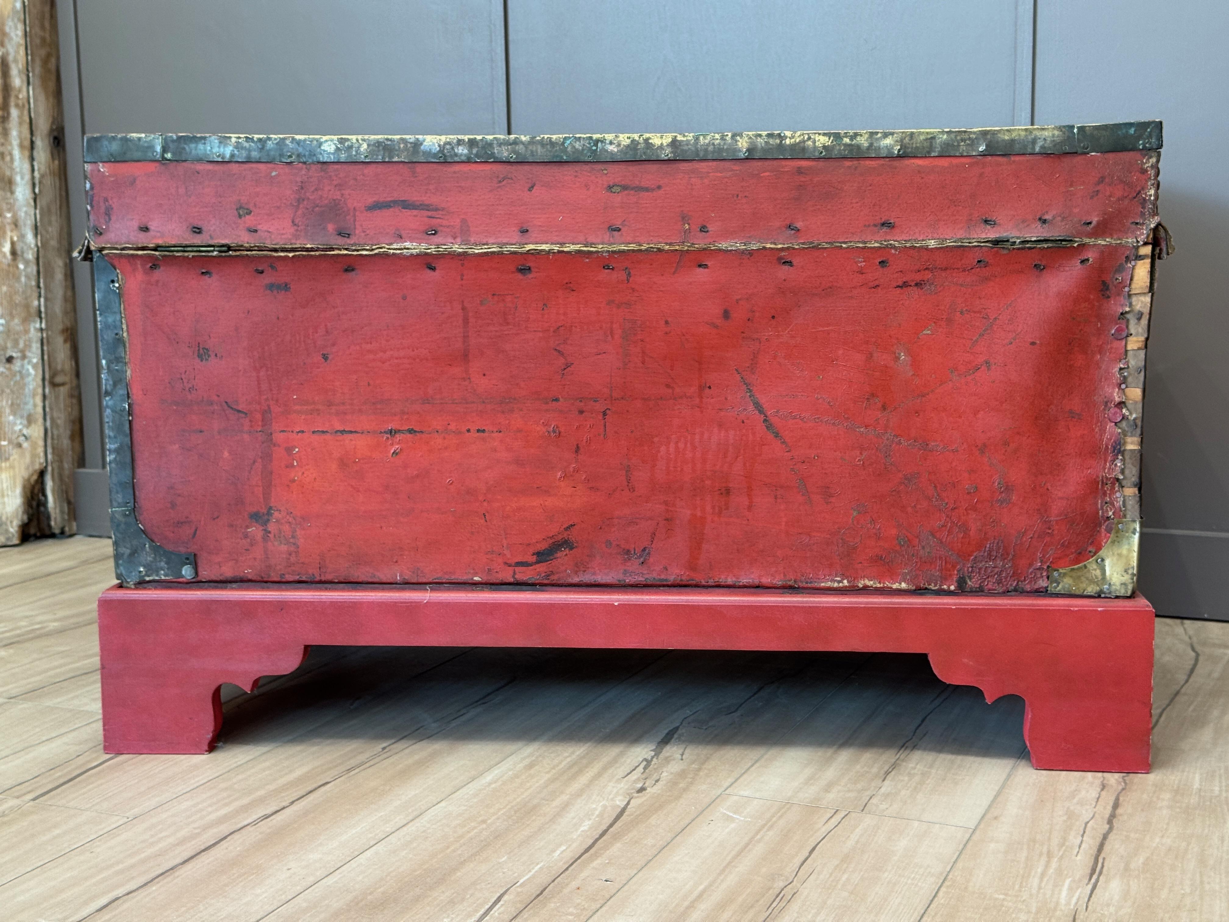 Early 19th Century English Leather-Clad Traveling Trunk with Brass Tack Accents For Sale 5