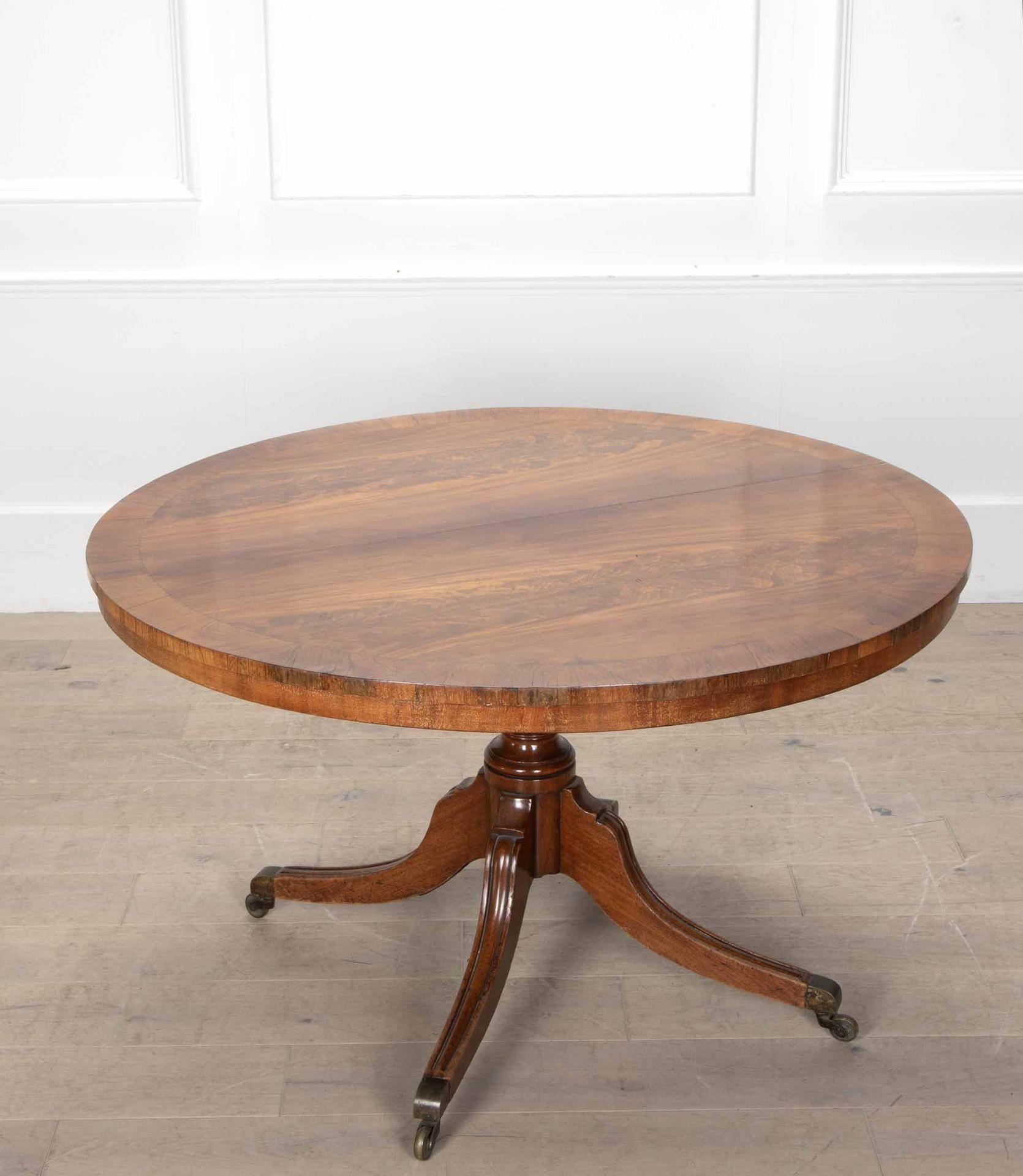 Table centrale en acajou léger anglais du début du 19e siècle.
Sur une tige décorative, avec des roulettes en laiton d'origine.
Avec une bonne couleur et en très bon état.