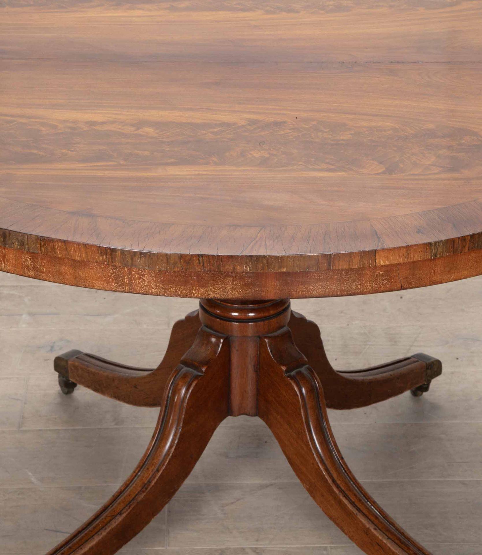 XIXe siècle Table de centre en acajou léger anglais du début du 19e siècle en vente
