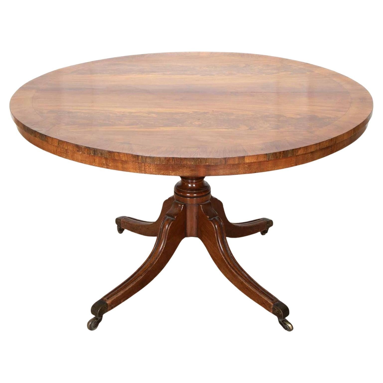 Mesa central inglesa de caoba clara de principios del siglo XIX