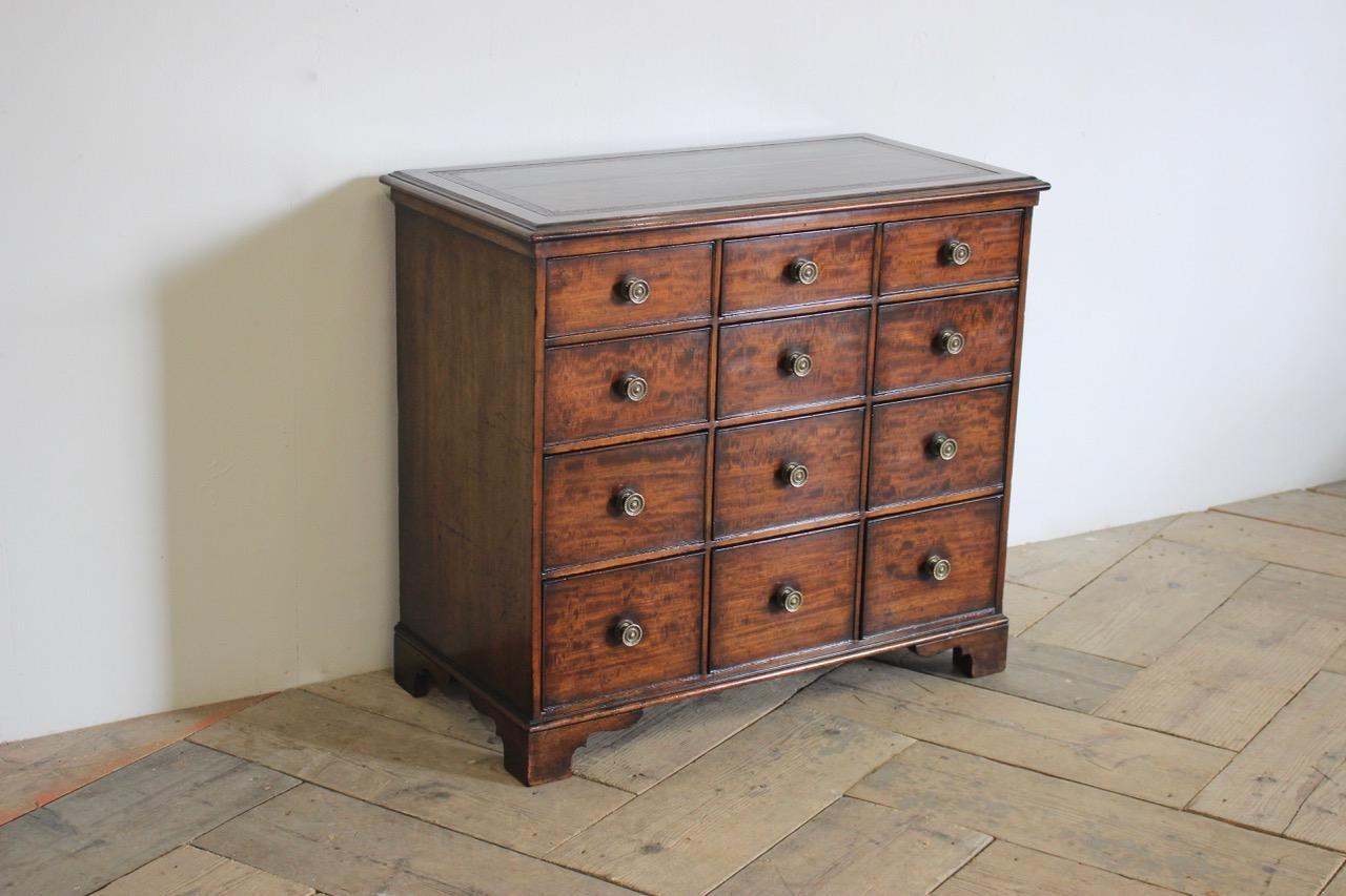 Early 19th Century English Mahogany Bank of Drawers For Sale 1
