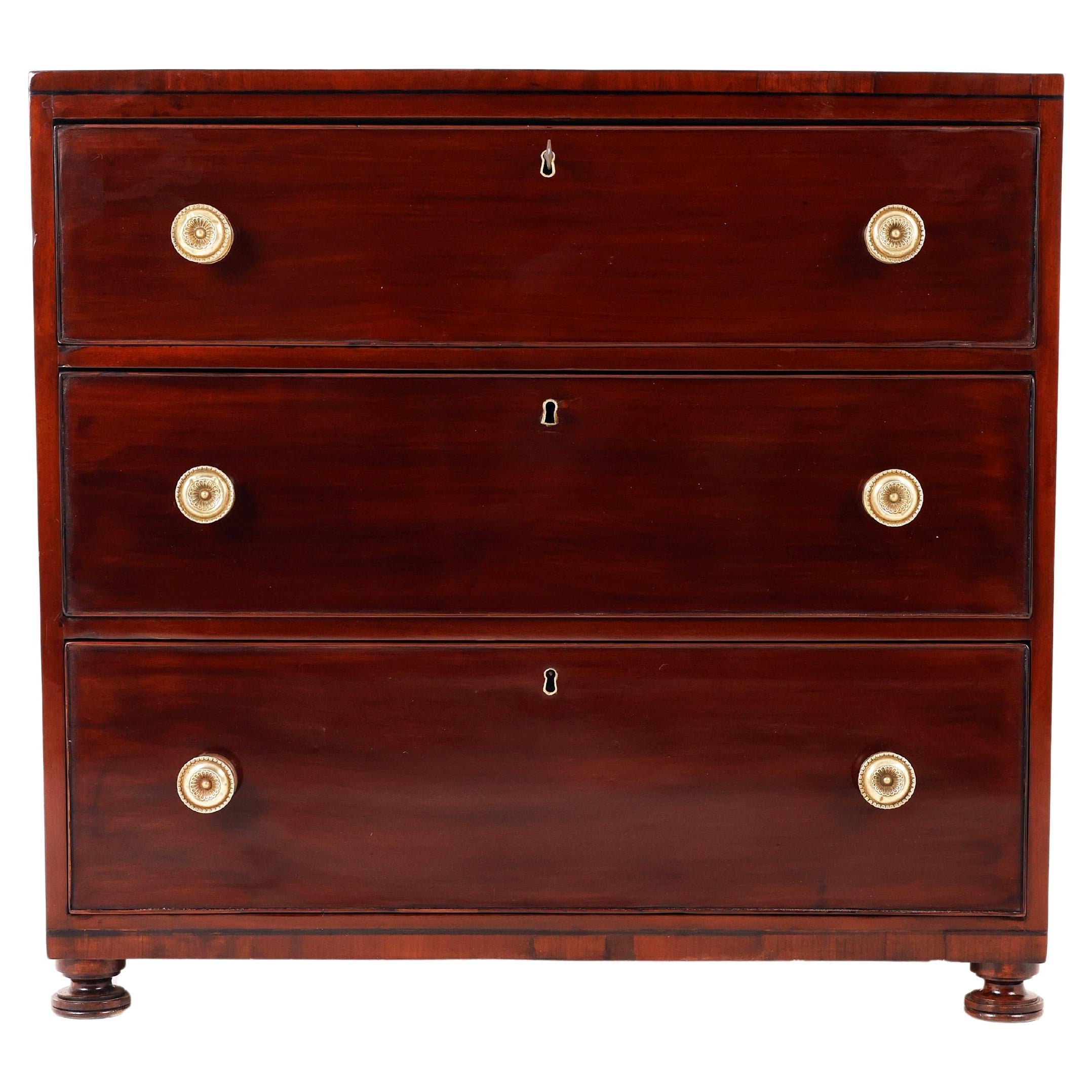 Commode en acajou anglais du début du 19e siècle, vers 1825