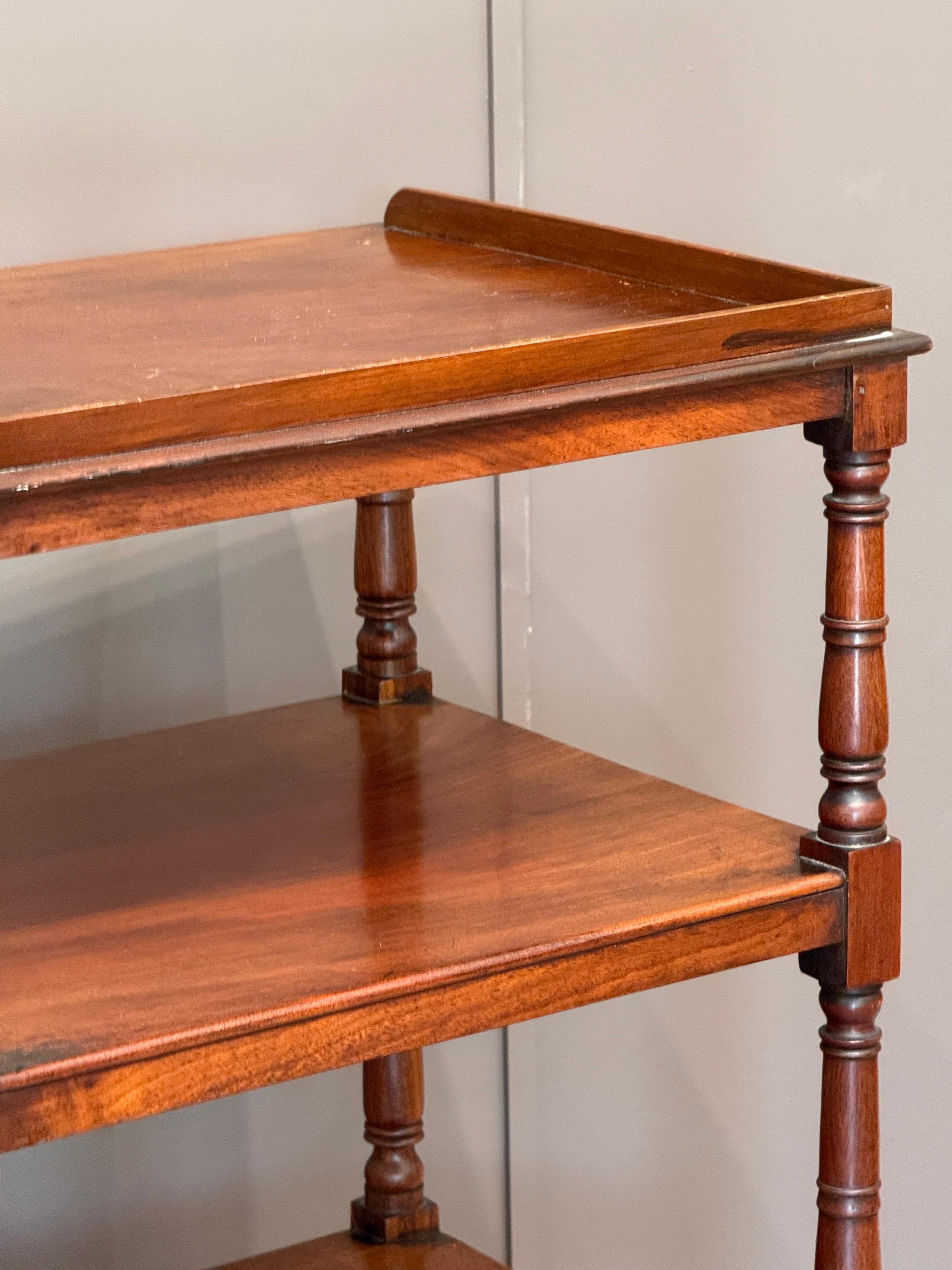 Englische vierstöckige Mahagoni-Etagere aus dem frühen 19. im Angebot 4
