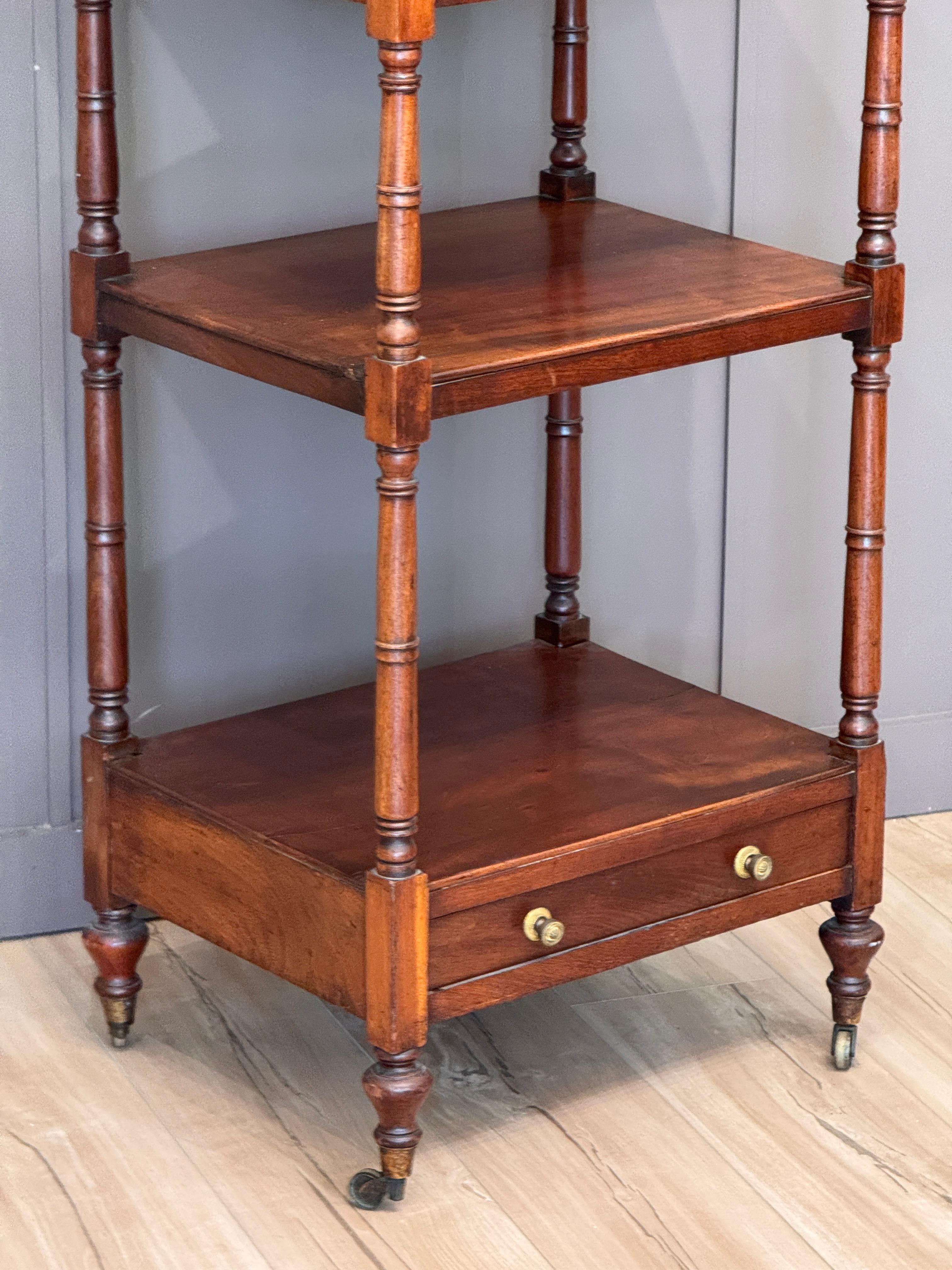 Englische vierstöckige Mahagoni-Etagere aus dem frühen 19. (Regency) im Angebot