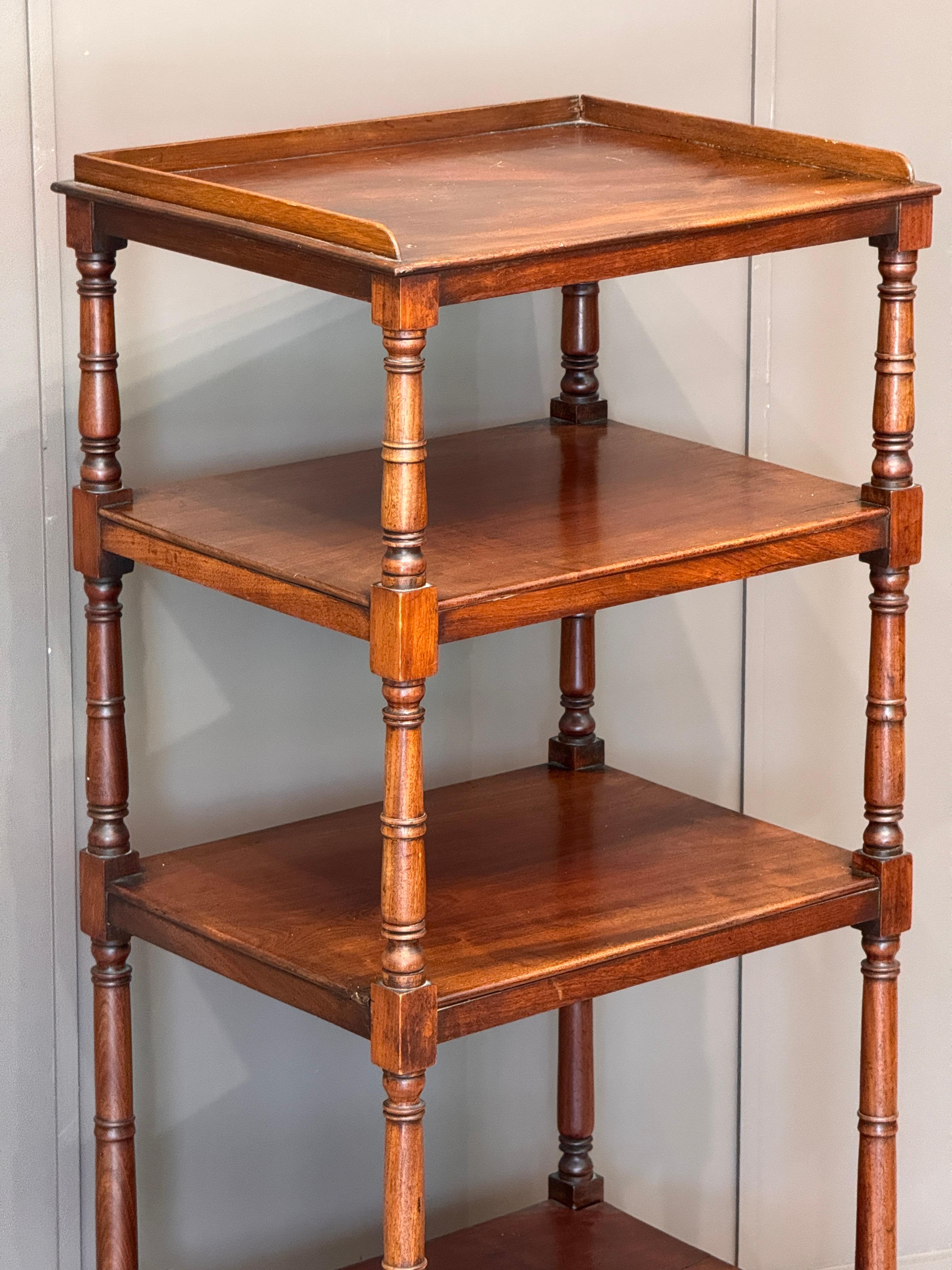Englische vierstöckige Mahagoni-Etagere aus dem frühen 19. (Britisch) im Angebot