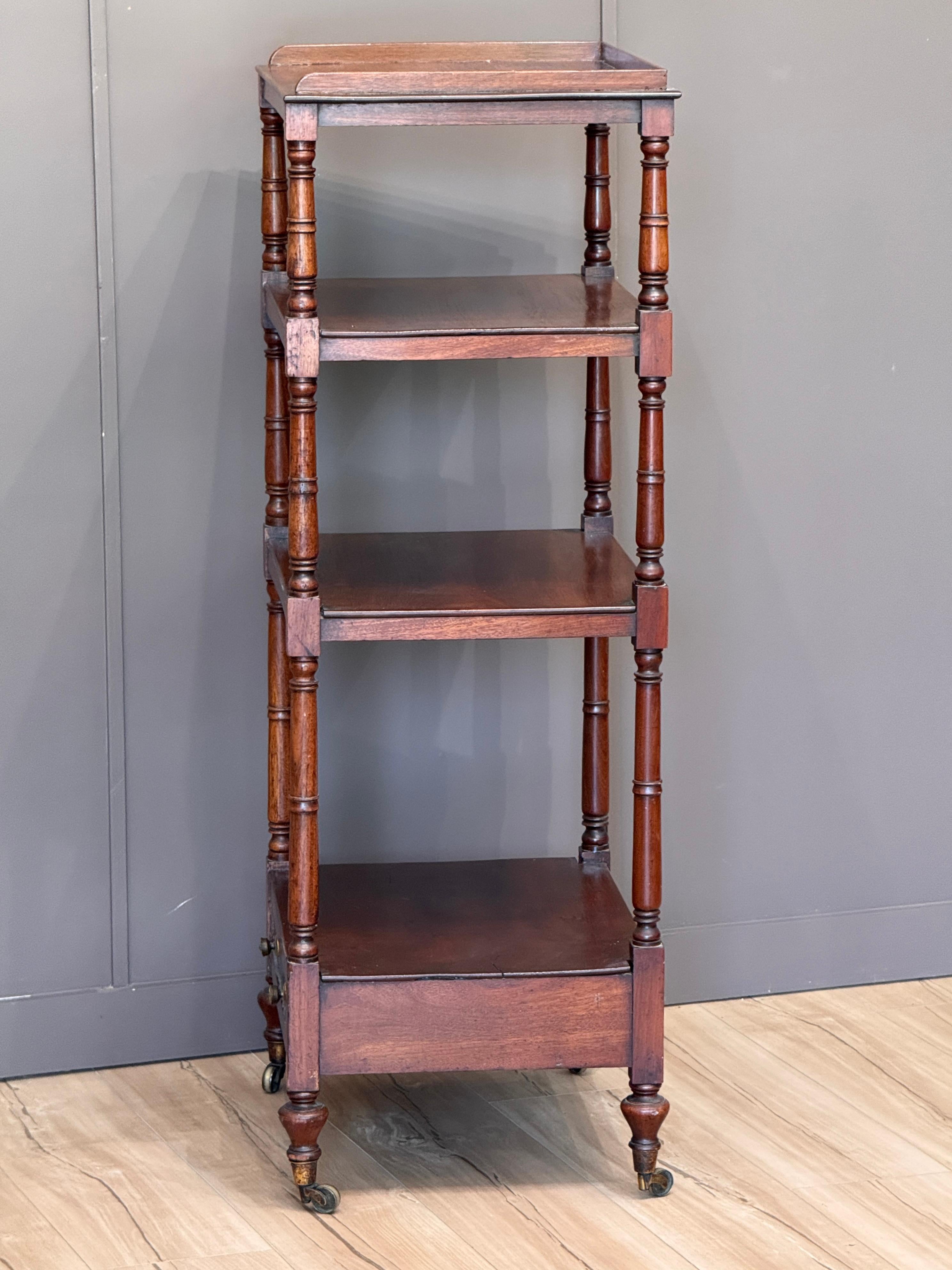 Englische vierstöckige Mahagoni-Etagere aus dem frühen 19. im Angebot 1