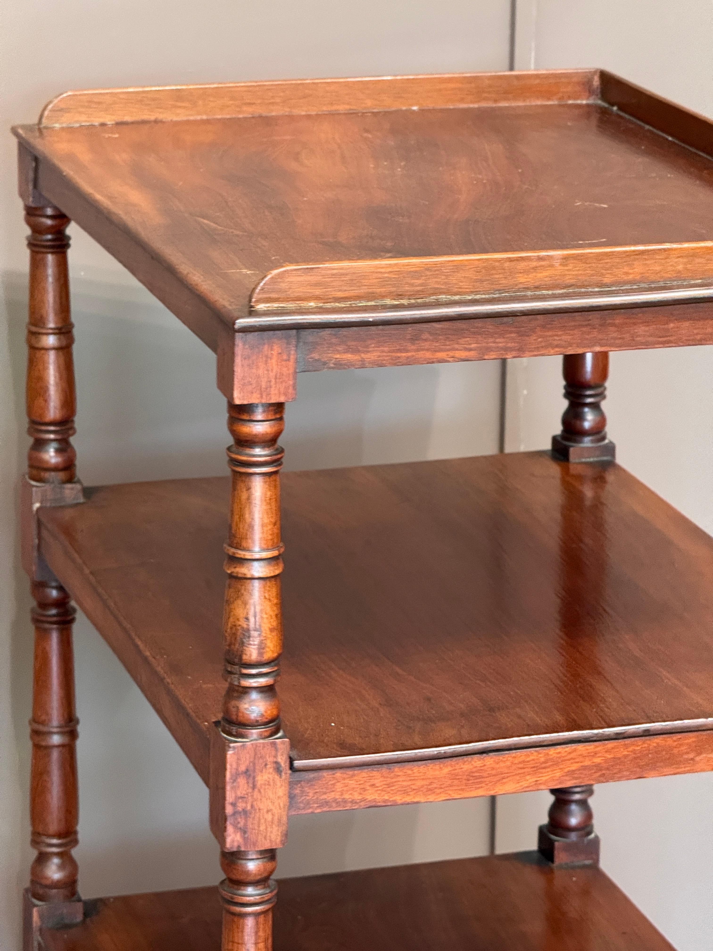Englische vierstöckige Mahagoni-Etagere aus dem frühen 19. im Angebot 2
