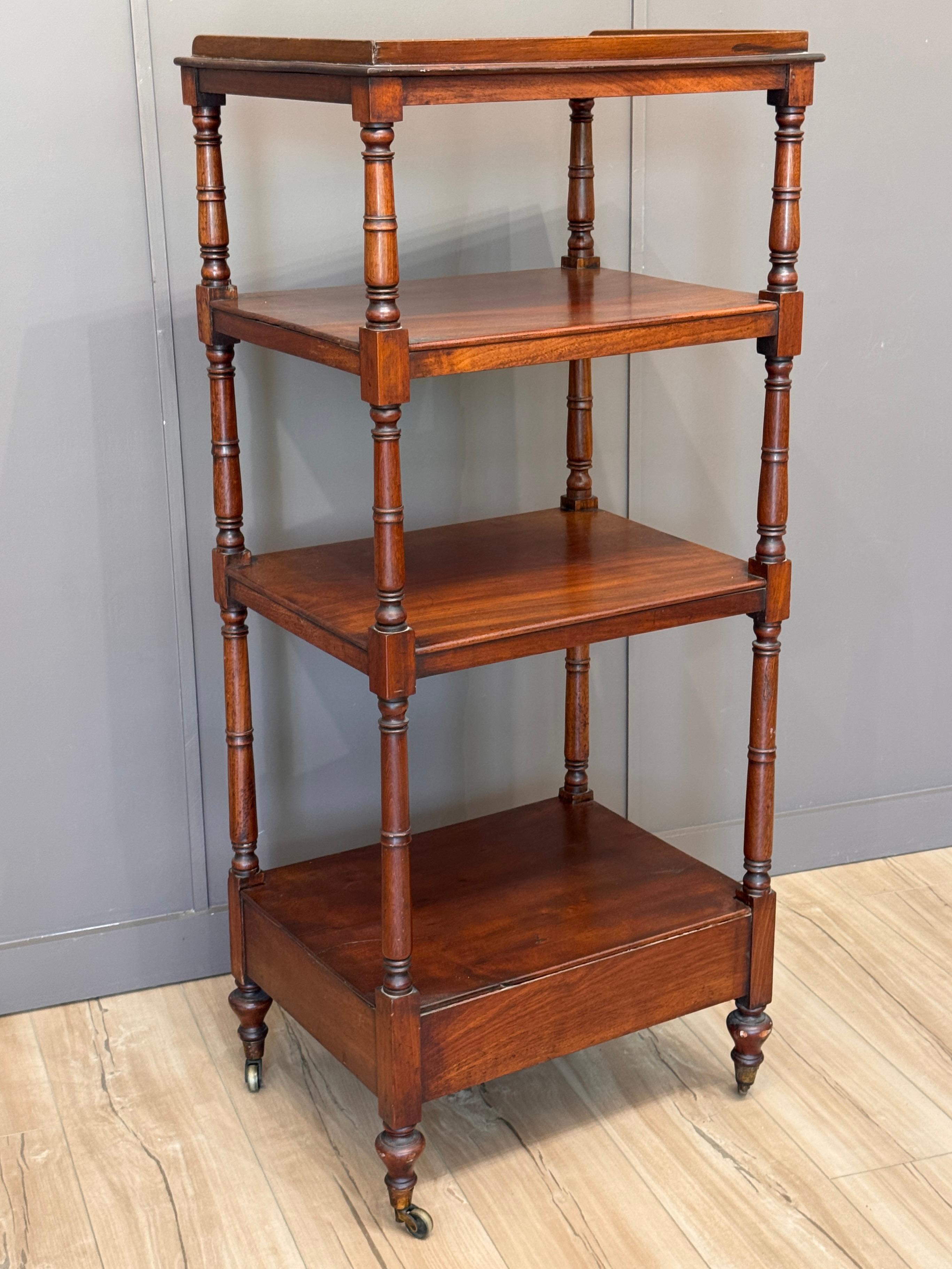 Englische vierstöckige Mahagoni-Etagere aus dem frühen 19. im Angebot 3