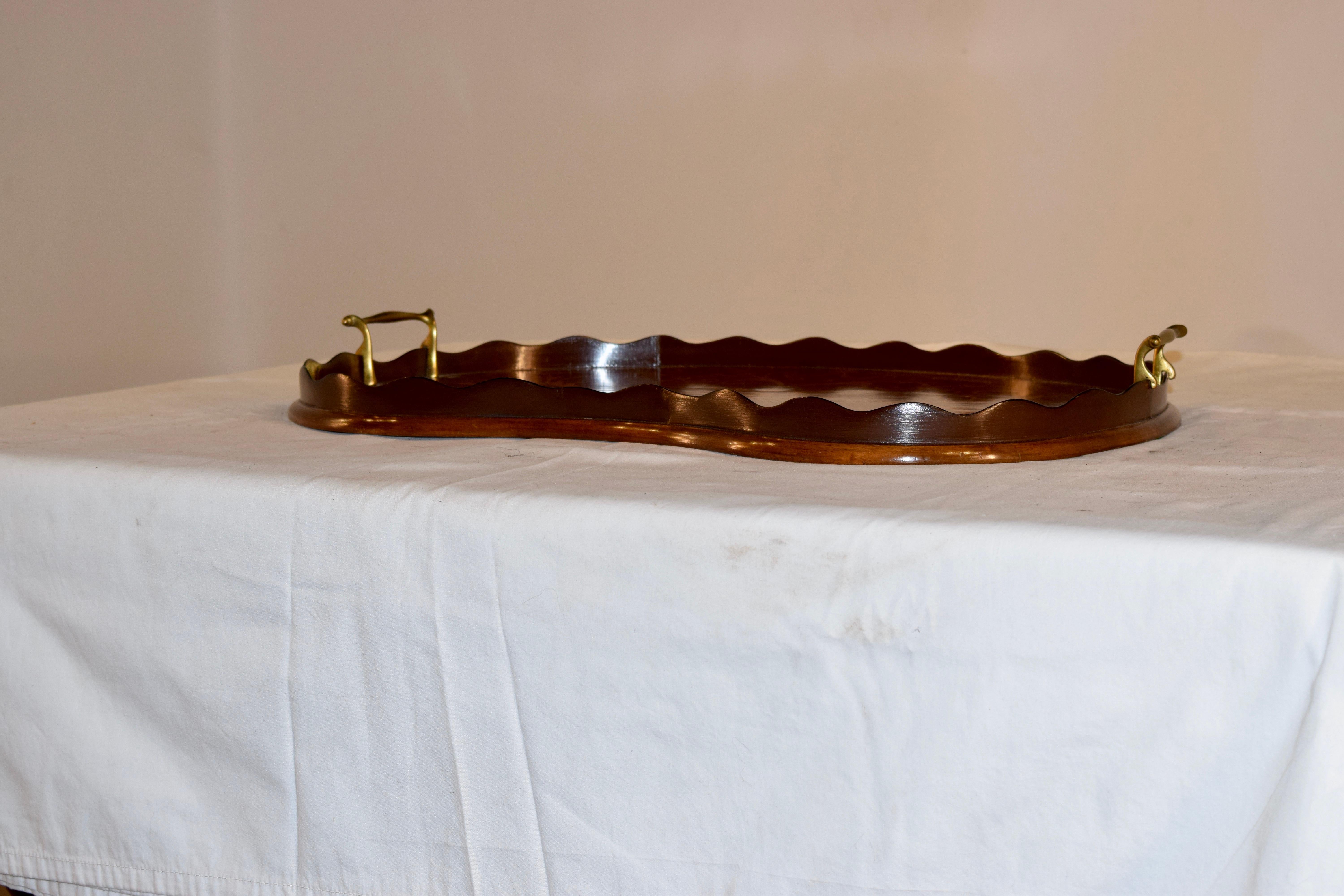 19th century wonderful quality Georgian mahogany tray with a scalloped gallery surrounding a beautifully inlaid central music design with crossed horns and surrounded by wonderfully inlaid leaves, vines and bell flowers. Flanked on either end by
