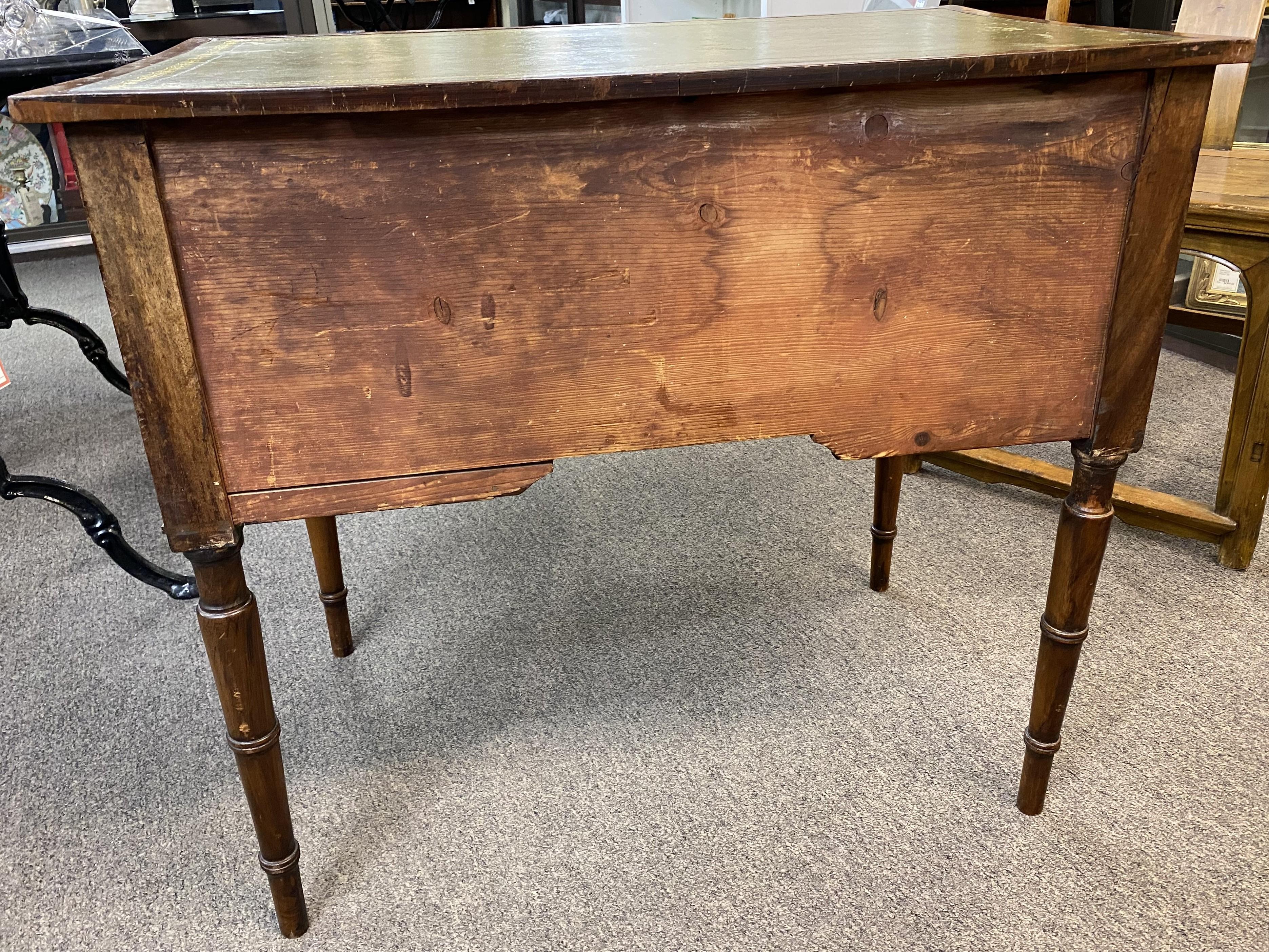 Table à langer en acajou anglais du début du 19e siècle avec dessus en cuir, ou table à langer en cuir  Lowboy en vente 2