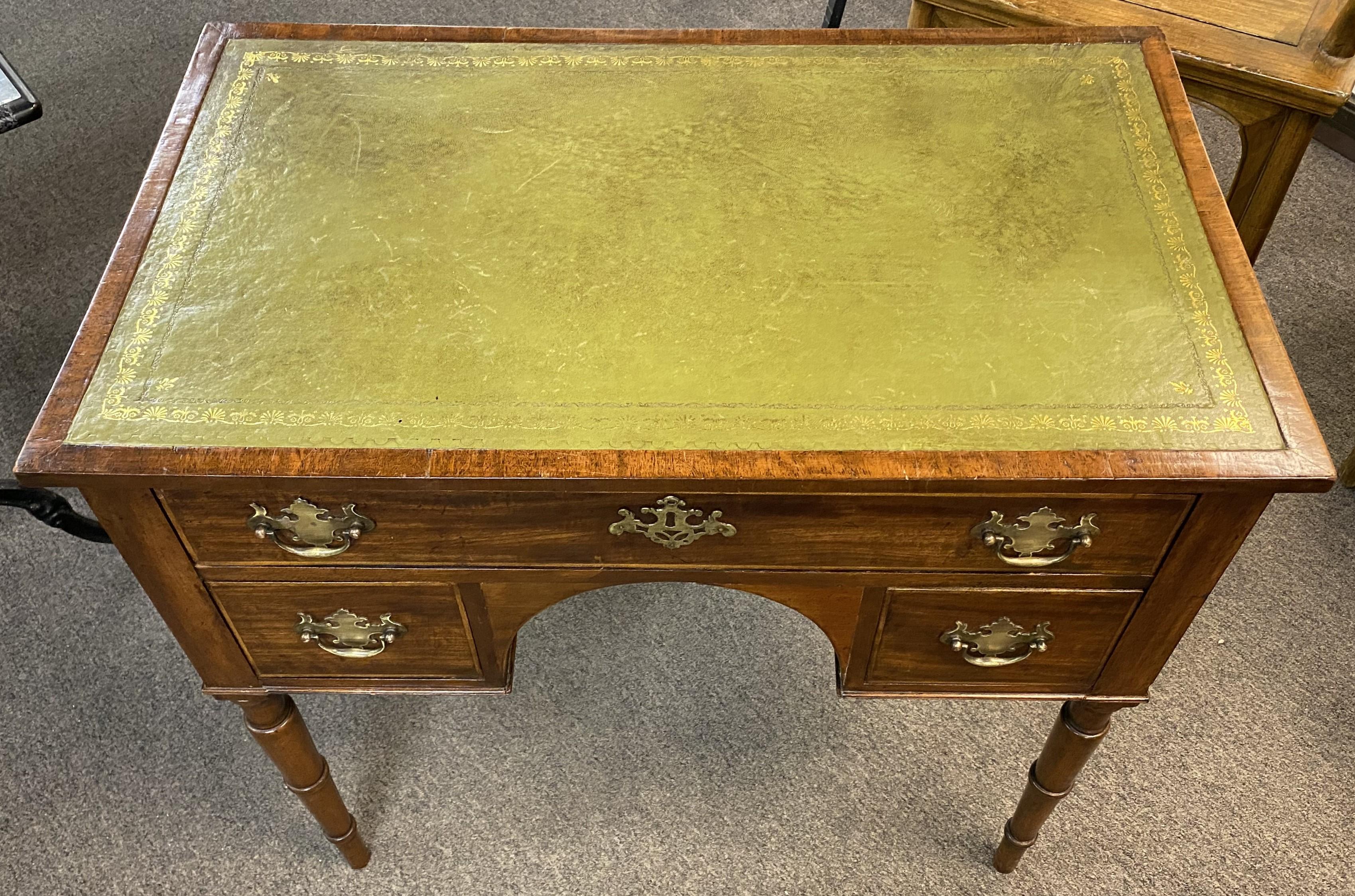 Un bel exemple de coiffeuse, de table basse ou de serveur en acajou anglais - avec un plateau en cuir estampé avec une décoration de bordure dorée surmontant un boîtier avec un seul tiroir en frise sur deux tiroirs ajustés, chacun avec des brasses