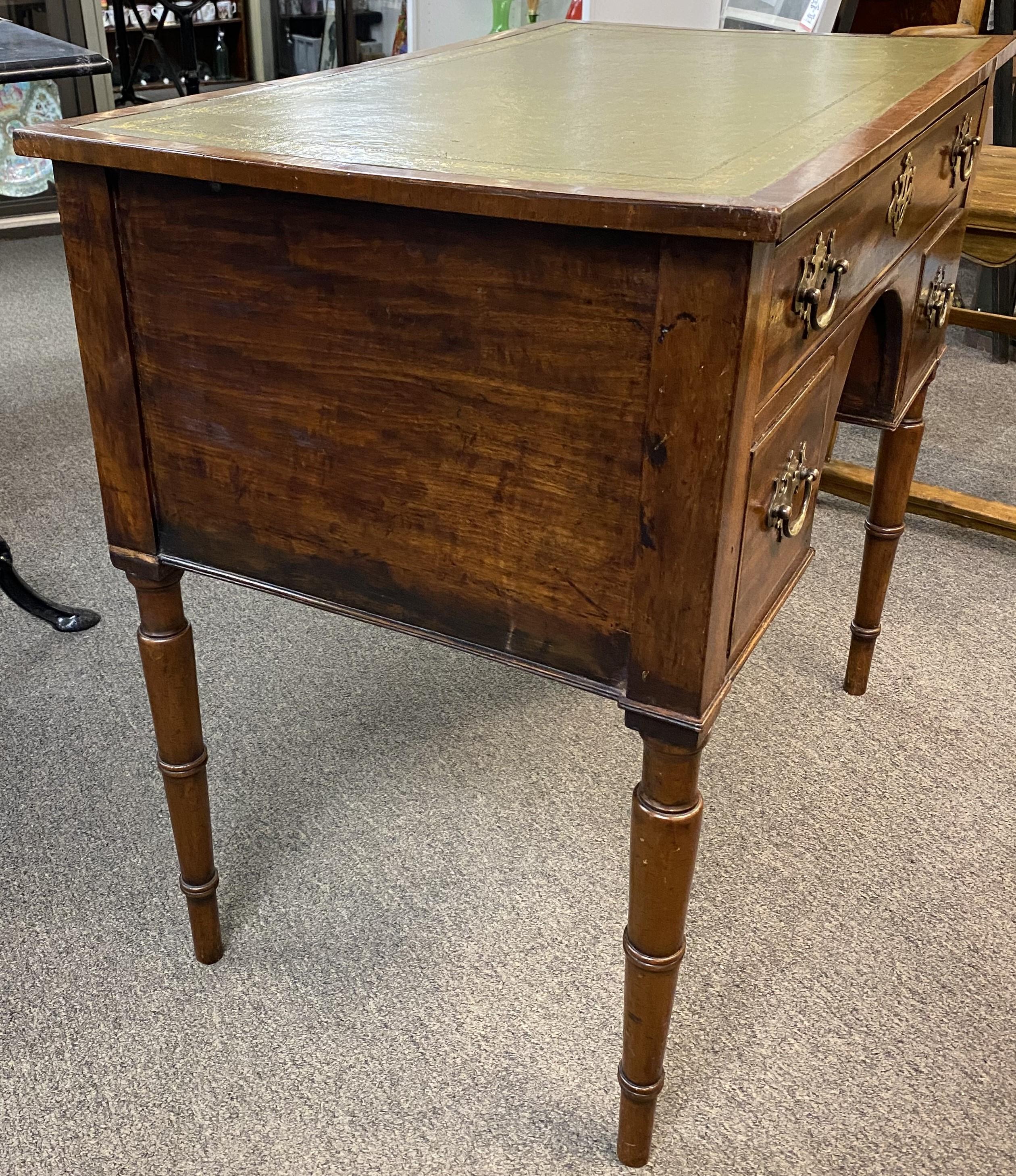 Georgien Table à langer en acajou anglais du début du 19e siècle avec dessus en cuir, ou table à langer en cuir  Lowboy en vente