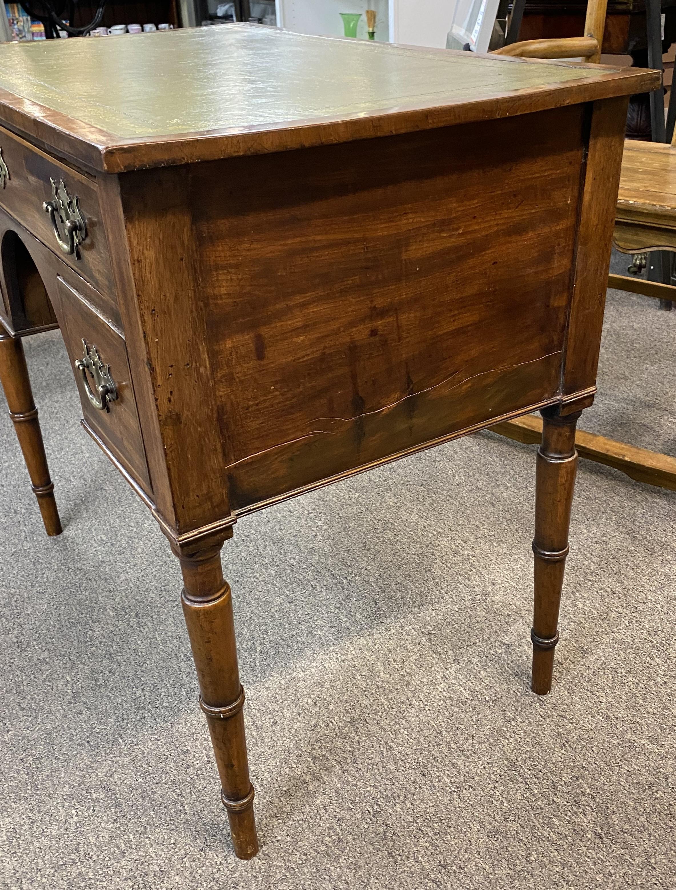 Anglais Table à langer en acajou anglais du début du 19e siècle avec dessus en cuir, ou table à langer en cuir  Lowboy en vente