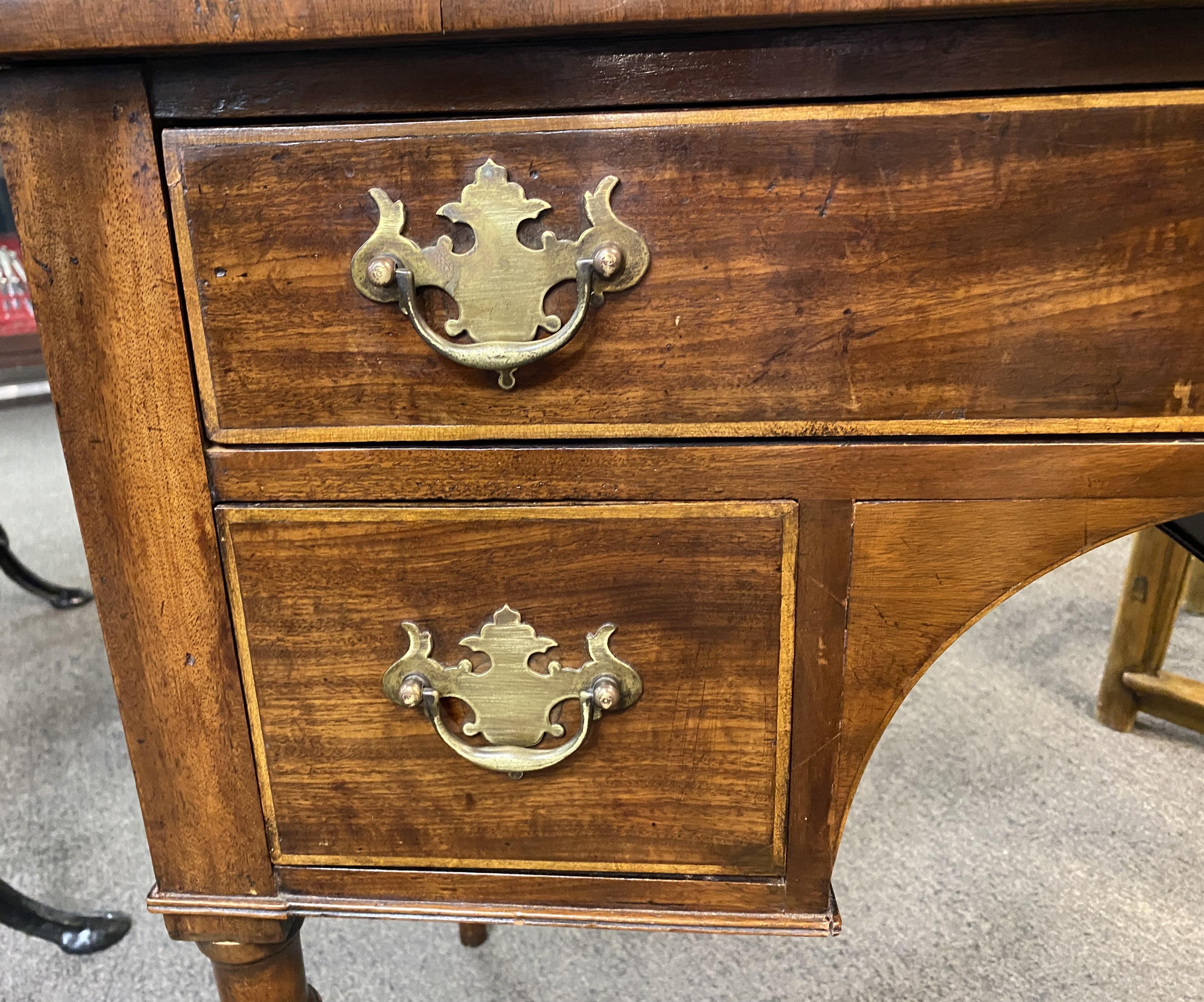 Sculpté à la main Table à langer en acajou anglais du début du 19e siècle avec dessus en cuir, ou table à langer en cuir  Lowboy en vente