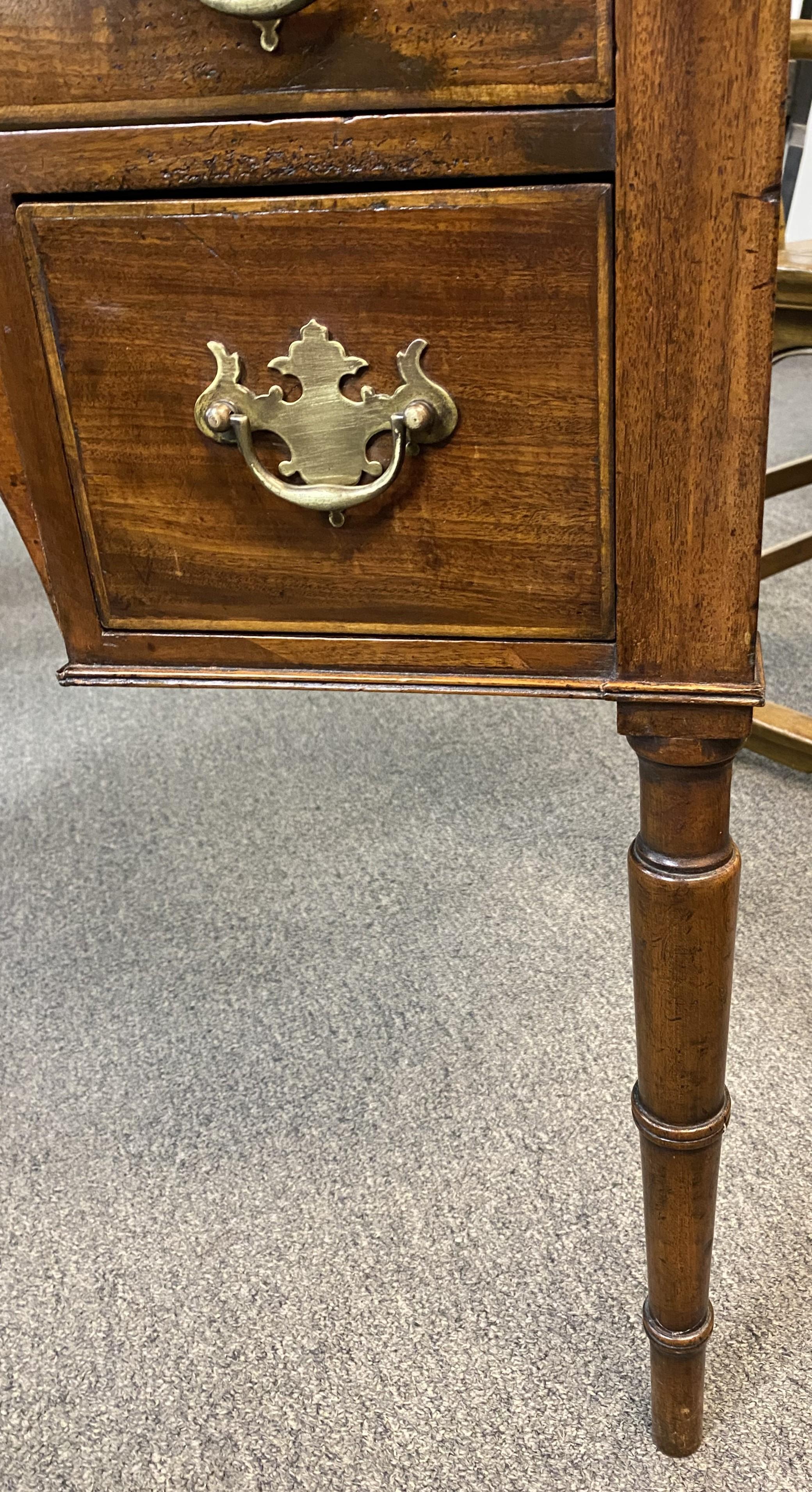 Table à langer en acajou anglais du début du 19e siècle avec dessus en cuir, ou table à langer en cuir  Lowboy Bon état - En vente à Milford, NH