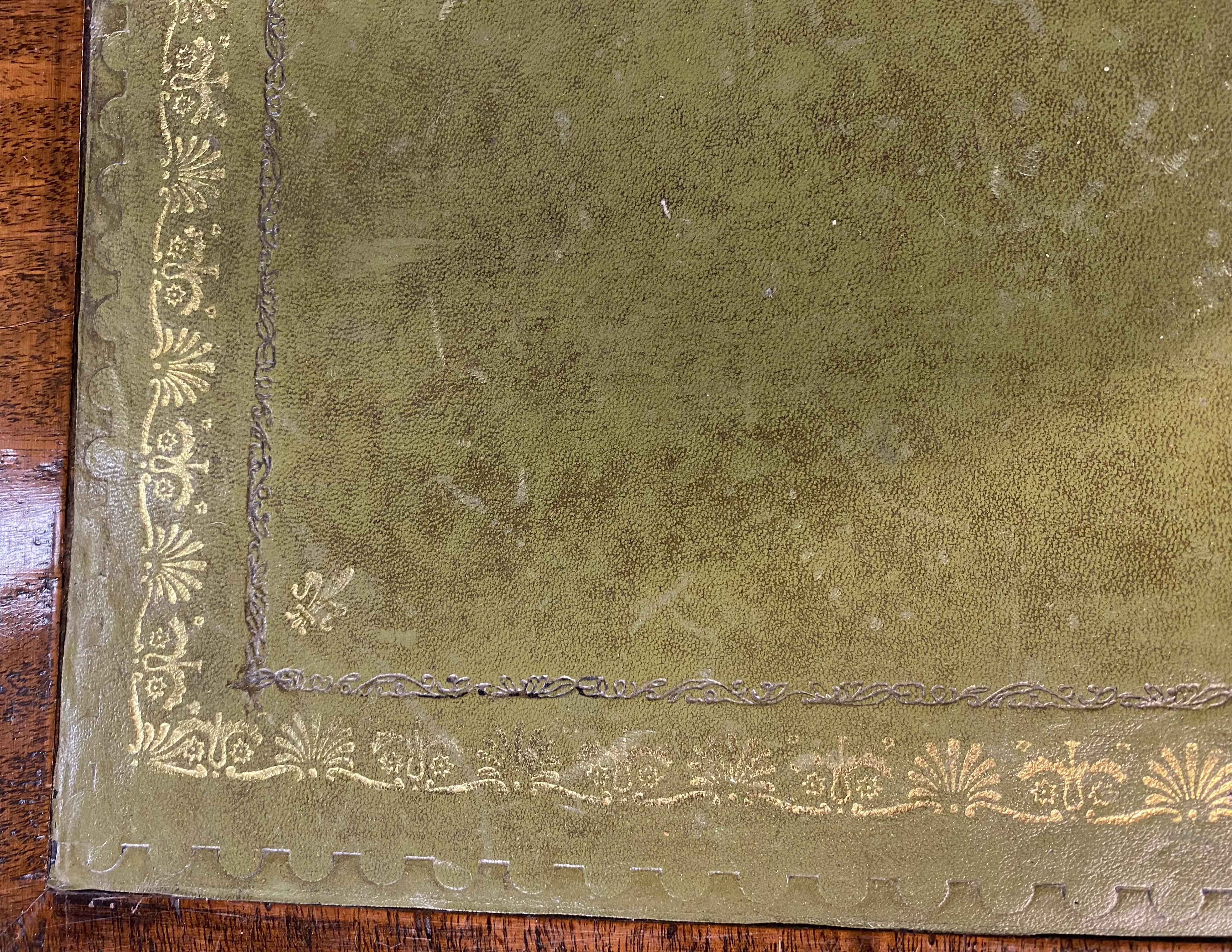 XIXe siècle Table à langer en acajou anglais du début du 19e siècle avec dessus en cuir, ou table à langer en cuir  Lowboy en vente
