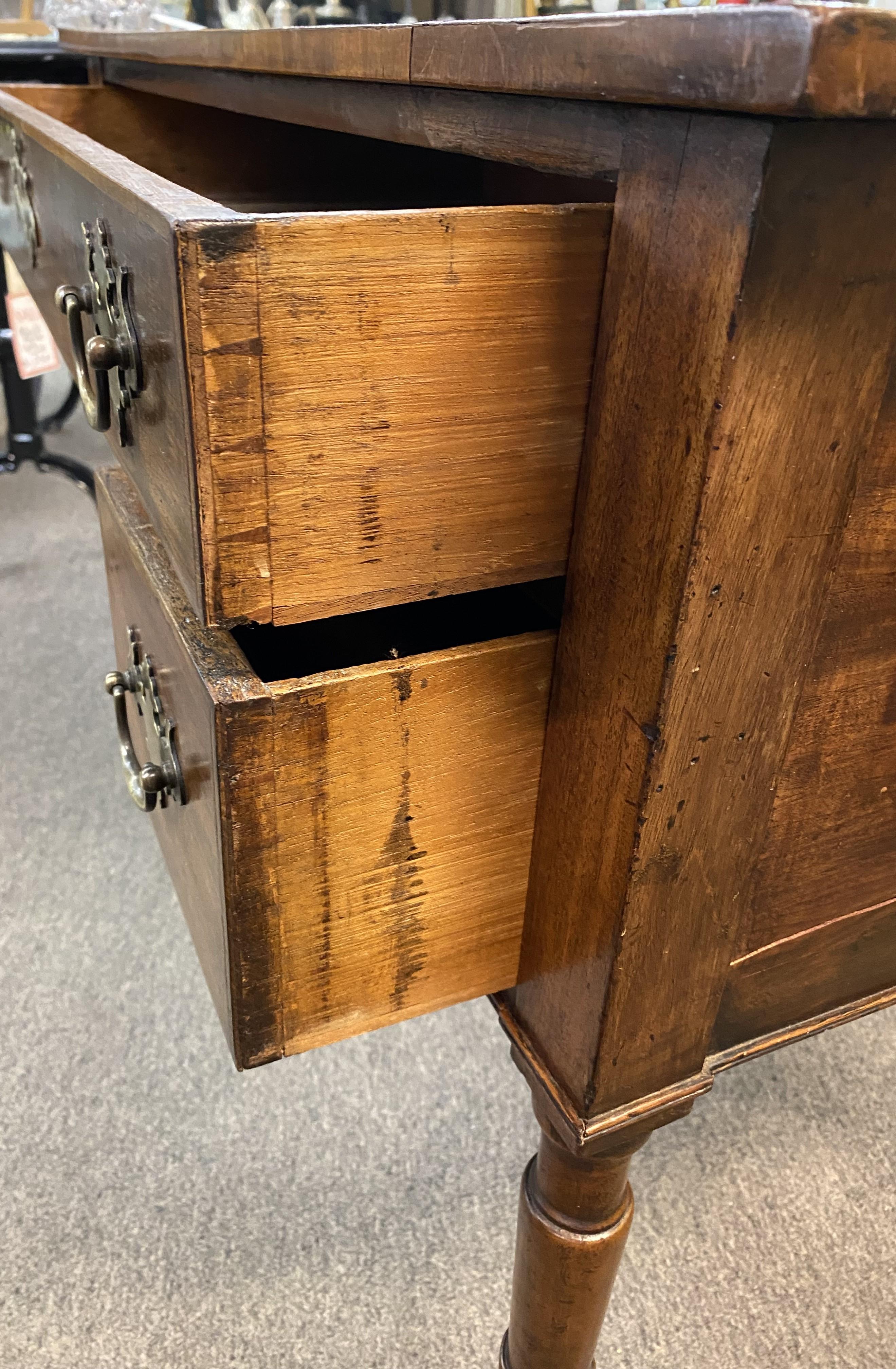 Laiton Table à langer en acajou anglais du début du 19e siècle avec dessus en cuir, ou table à langer en cuir  Lowboy en vente