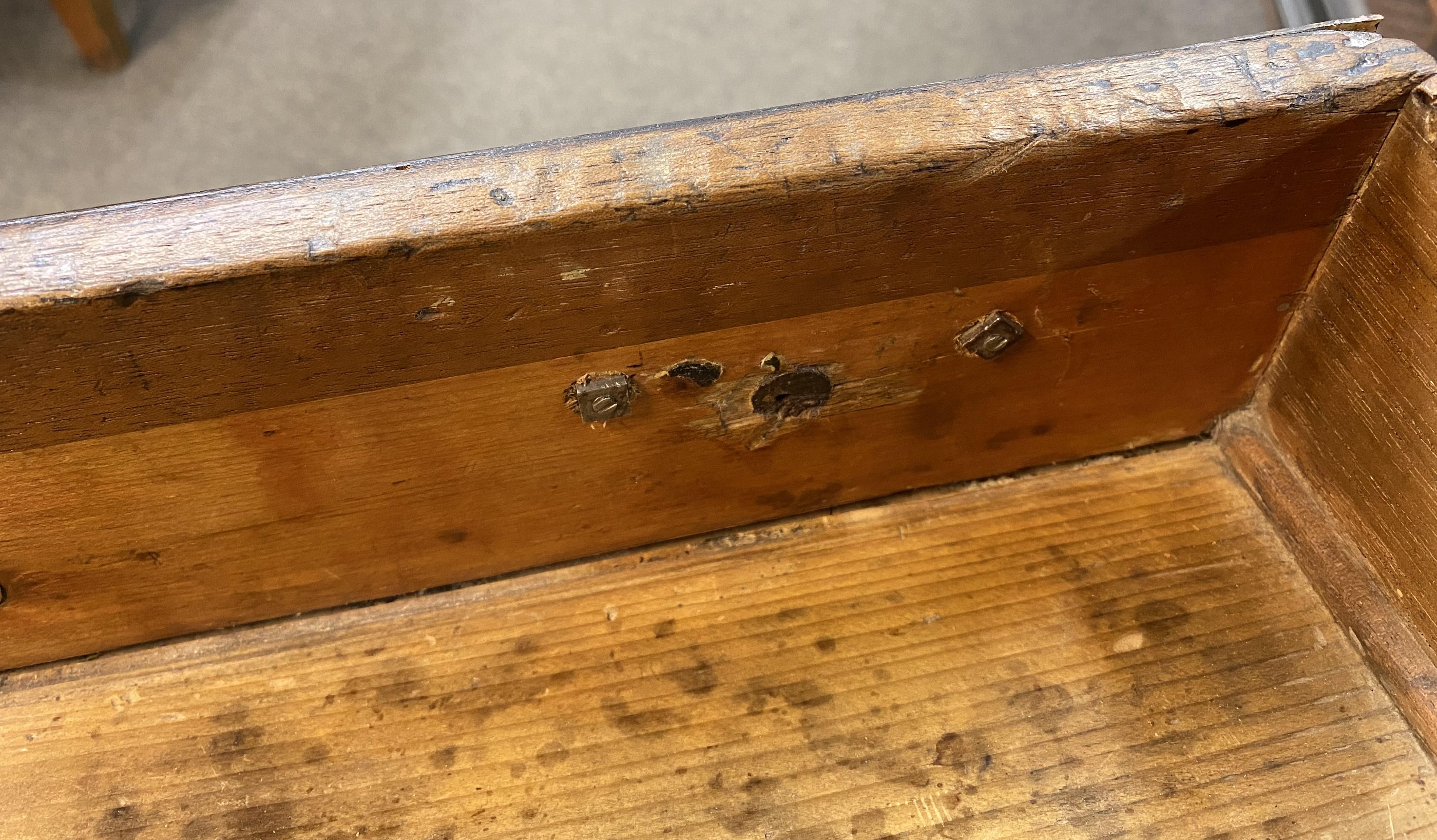 Table à langer en acajou anglais du début du 19e siècle avec dessus en cuir, ou table à langer en cuir  Lowboy en vente 1