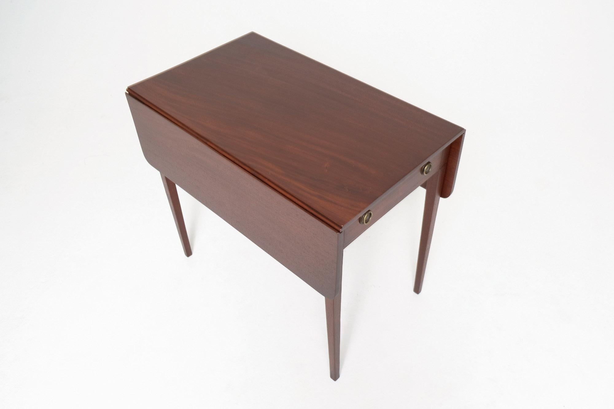 Early 19th Century English Mahogany Pembroke Table with Brass Ring Pulls Georgiano en venta