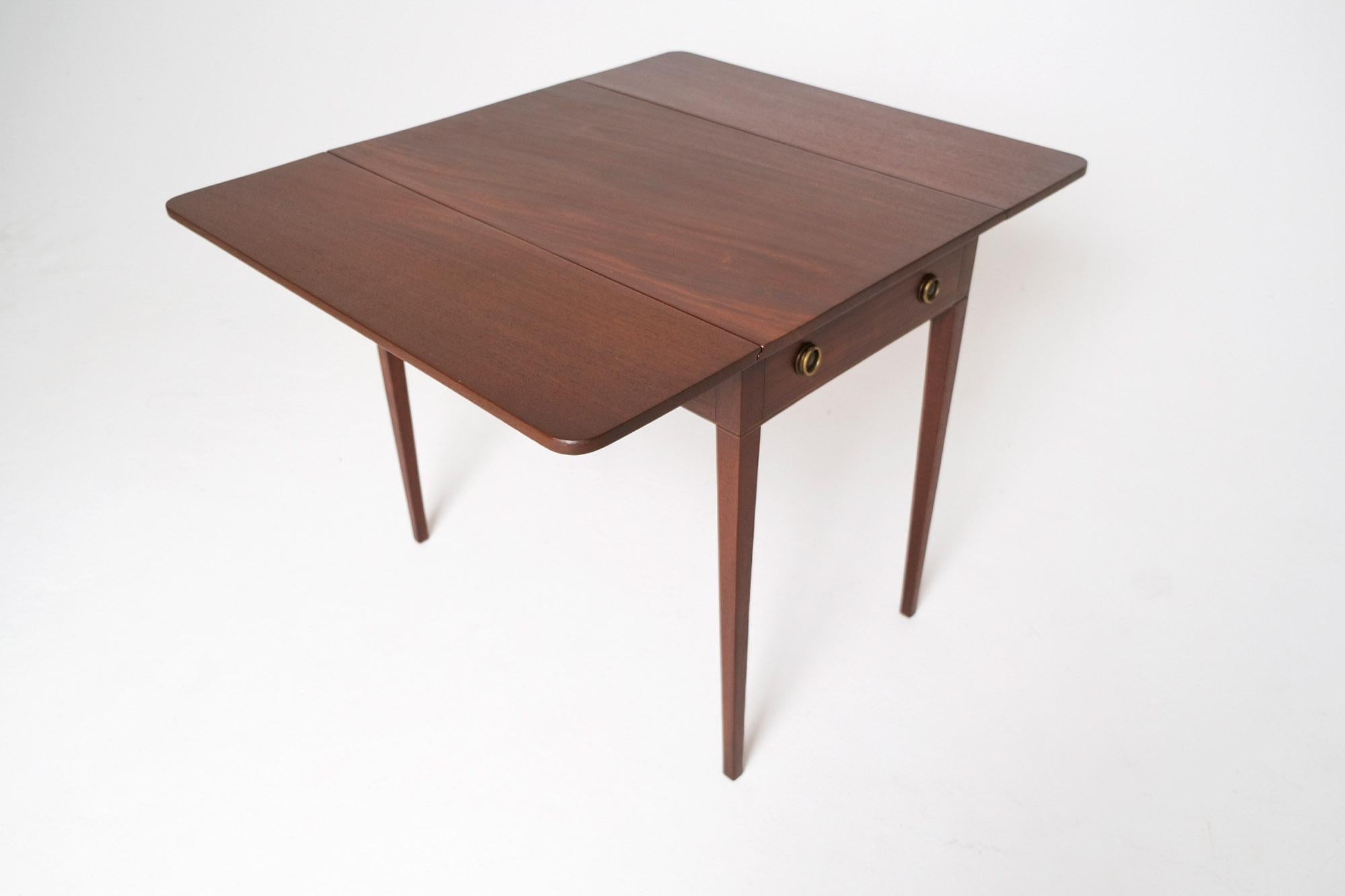 Early 19th Century English Mahogany Pembroke Table with Brass Ring Pulls Inglés en venta