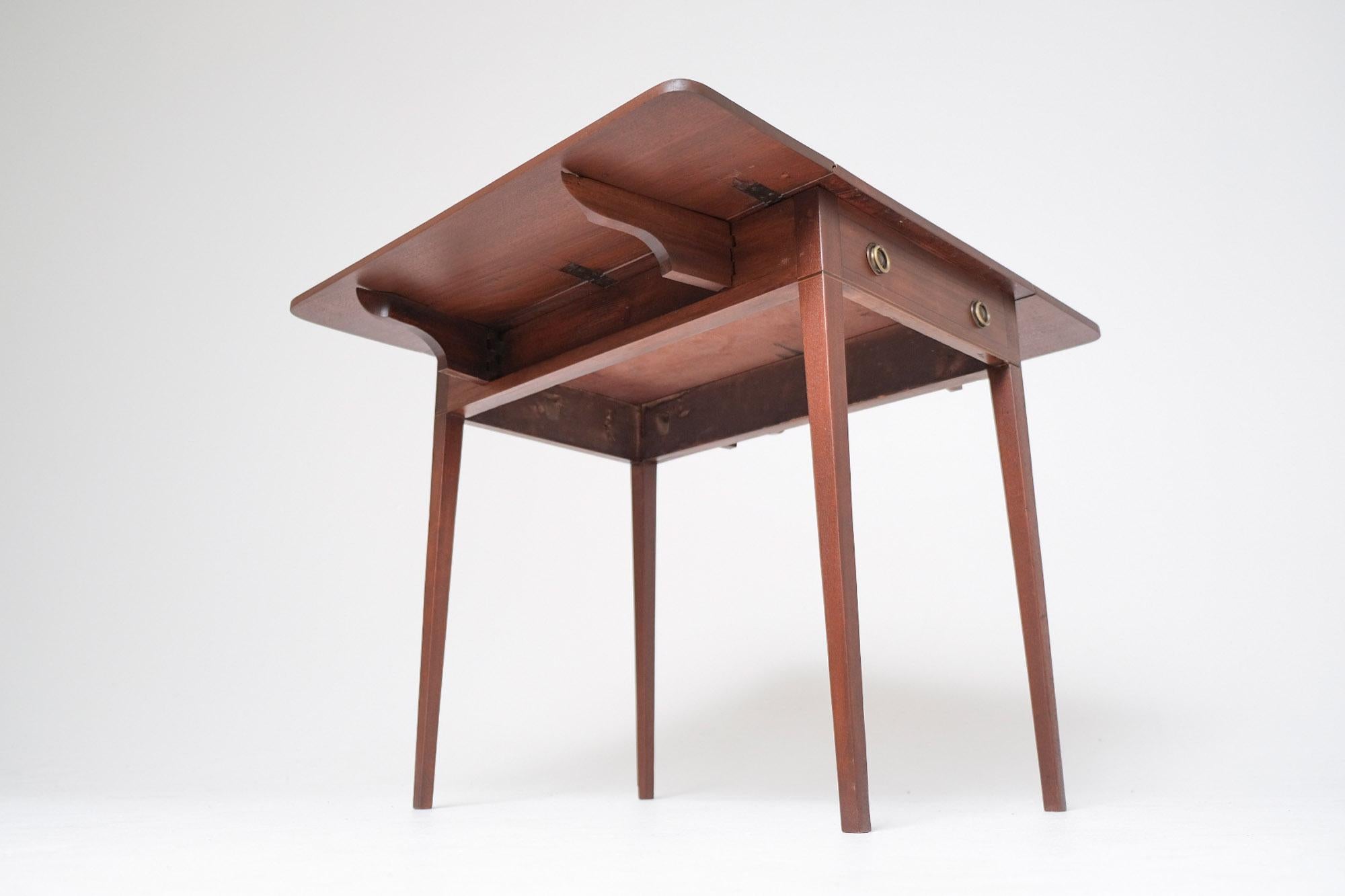 Early 19th Century English Mahogany Pembroke Table with Brass Ring Pulls en Bueno estado para la venta en Los Angeles, CA