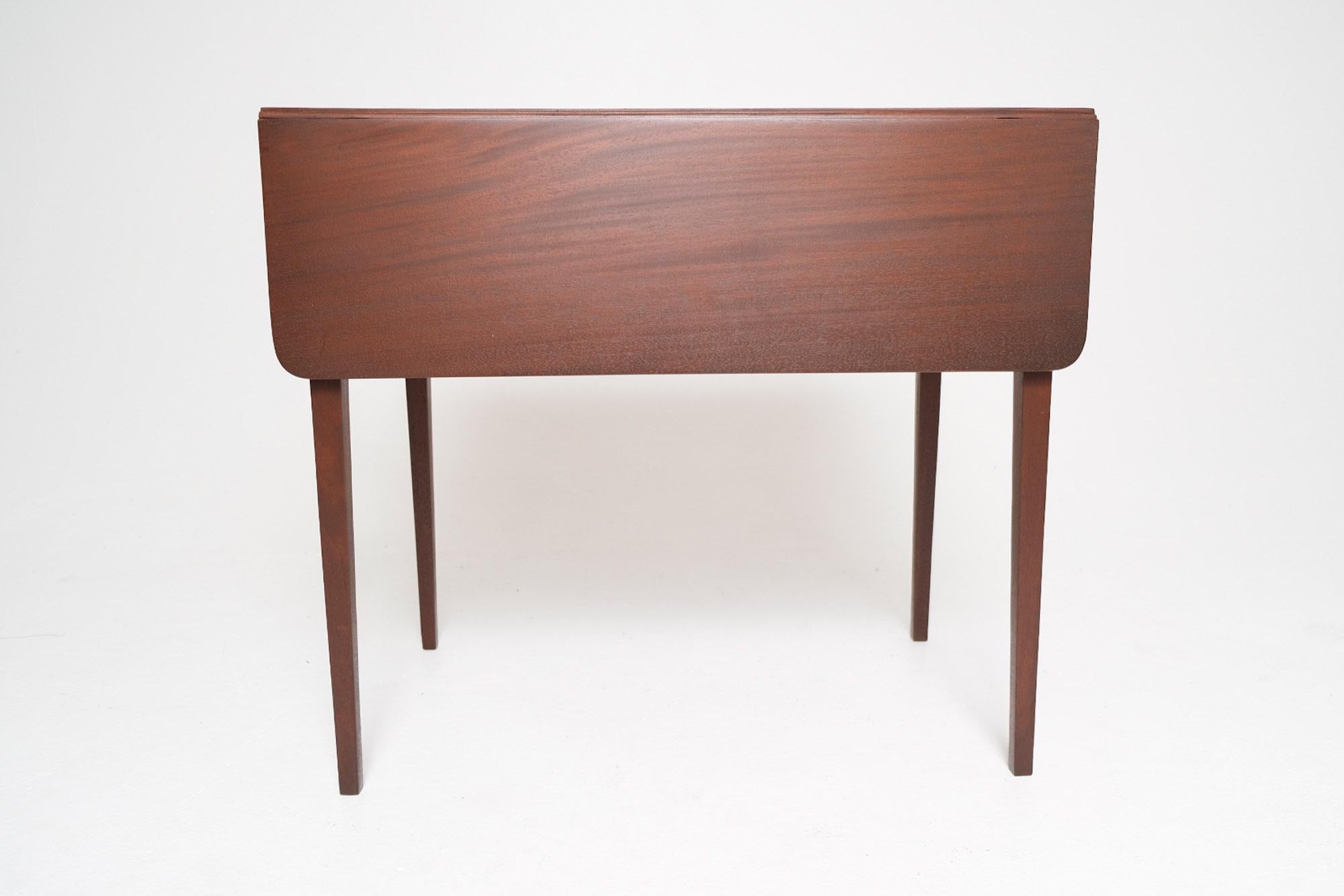Early 19th Century English Mahogany Pembroke Table with Brass Ring Pulls siglo XIX en venta