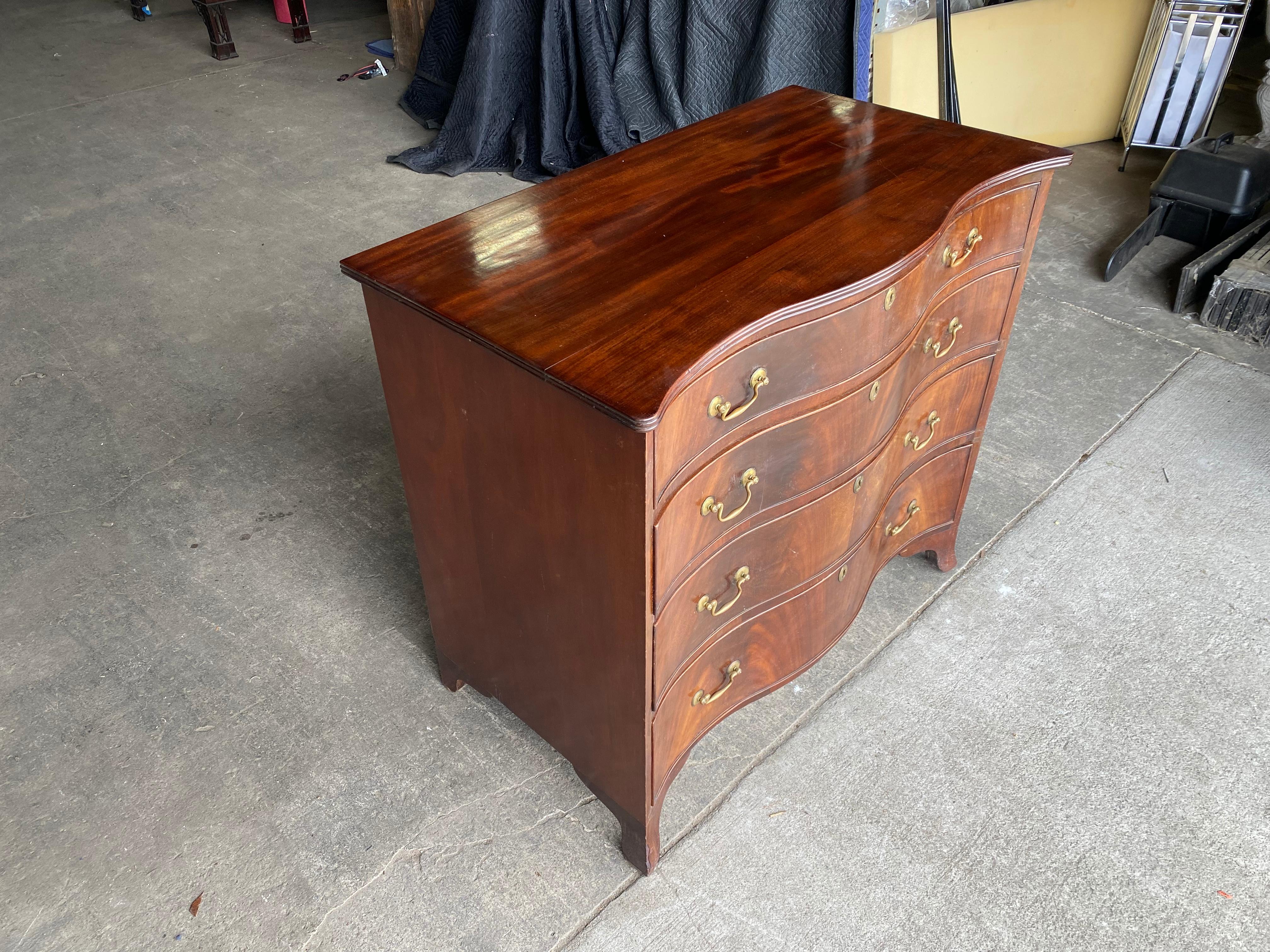 Early 19th century English Mahogany Serpetine Chest In Good Condition For Sale In Charleston, SC