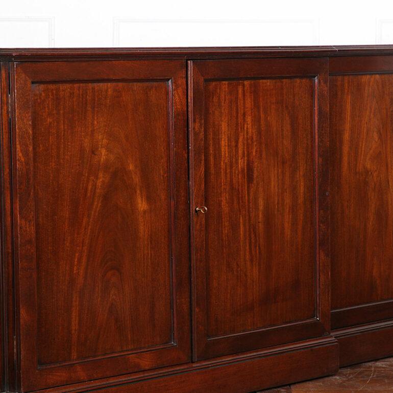 Early 19th Century English Oak Breakfront Credenza In Good Condition In Vancouver, British Columbia