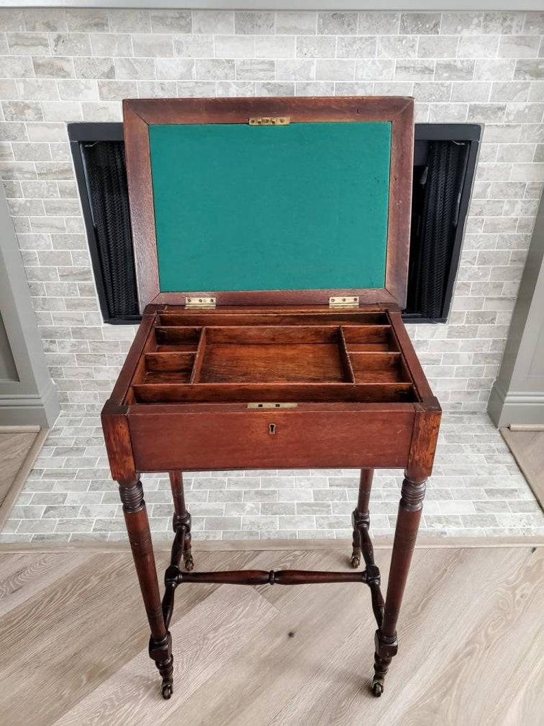 Doré Table à écrire en cuir en chêne anglais du début du 19e siècle en vente