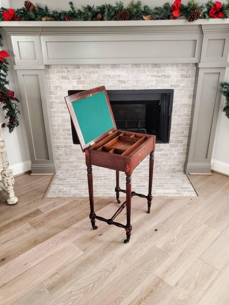 Table à écrire en cuir en chêne anglais du début du 19e siècle Bon état - En vente à Forney, TX
